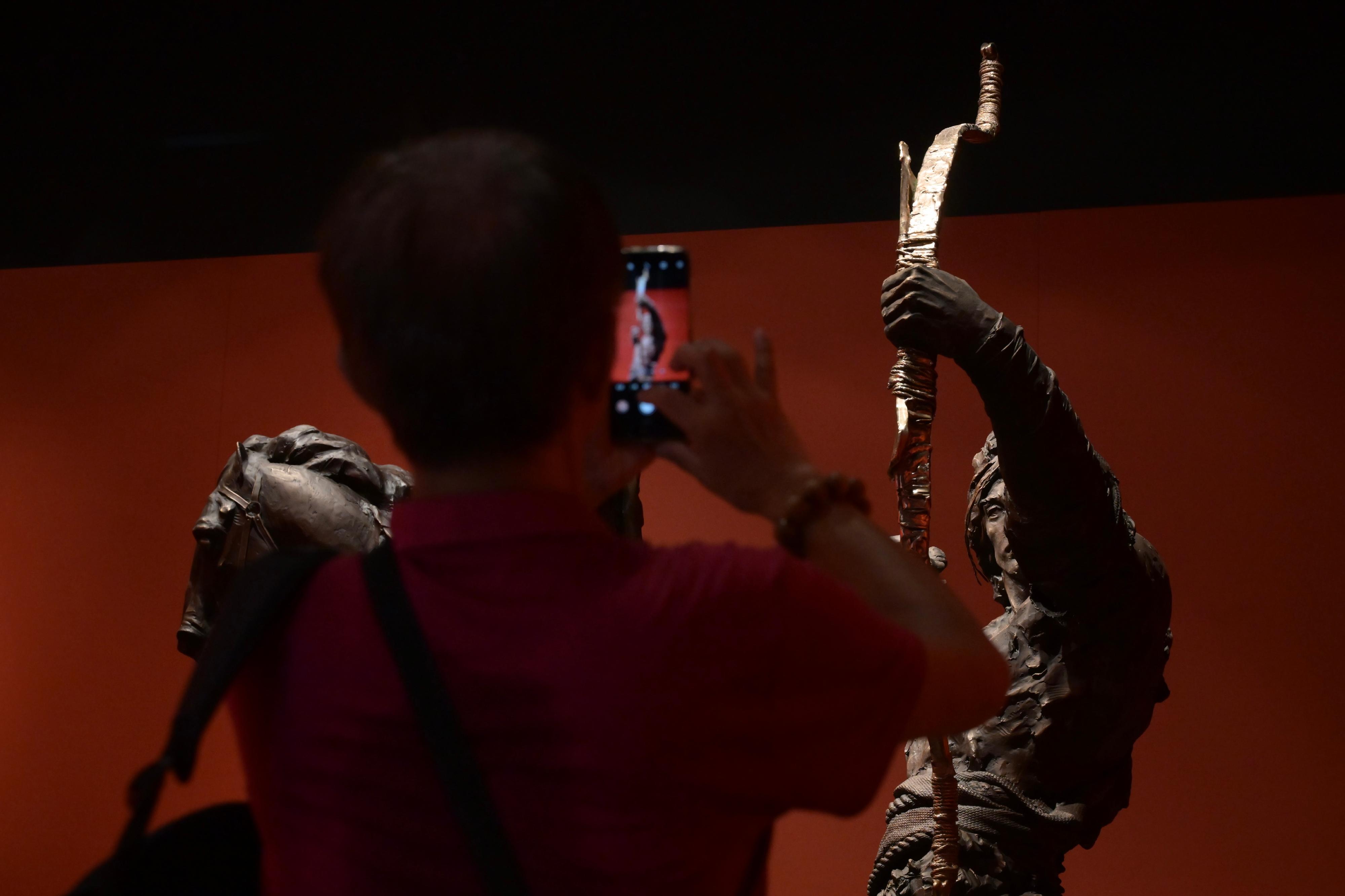 The "A Path to Glory - Jin Yong's Centennial Memorial, Sculpted by Ren Zhe" exhibition organised by the Hong Kong Heritage Museum, open for nearly five months, has been popular among the local public and tourists, with a cumulative attendance of over 300 000. Photo shows a visitor touring the exhibition.