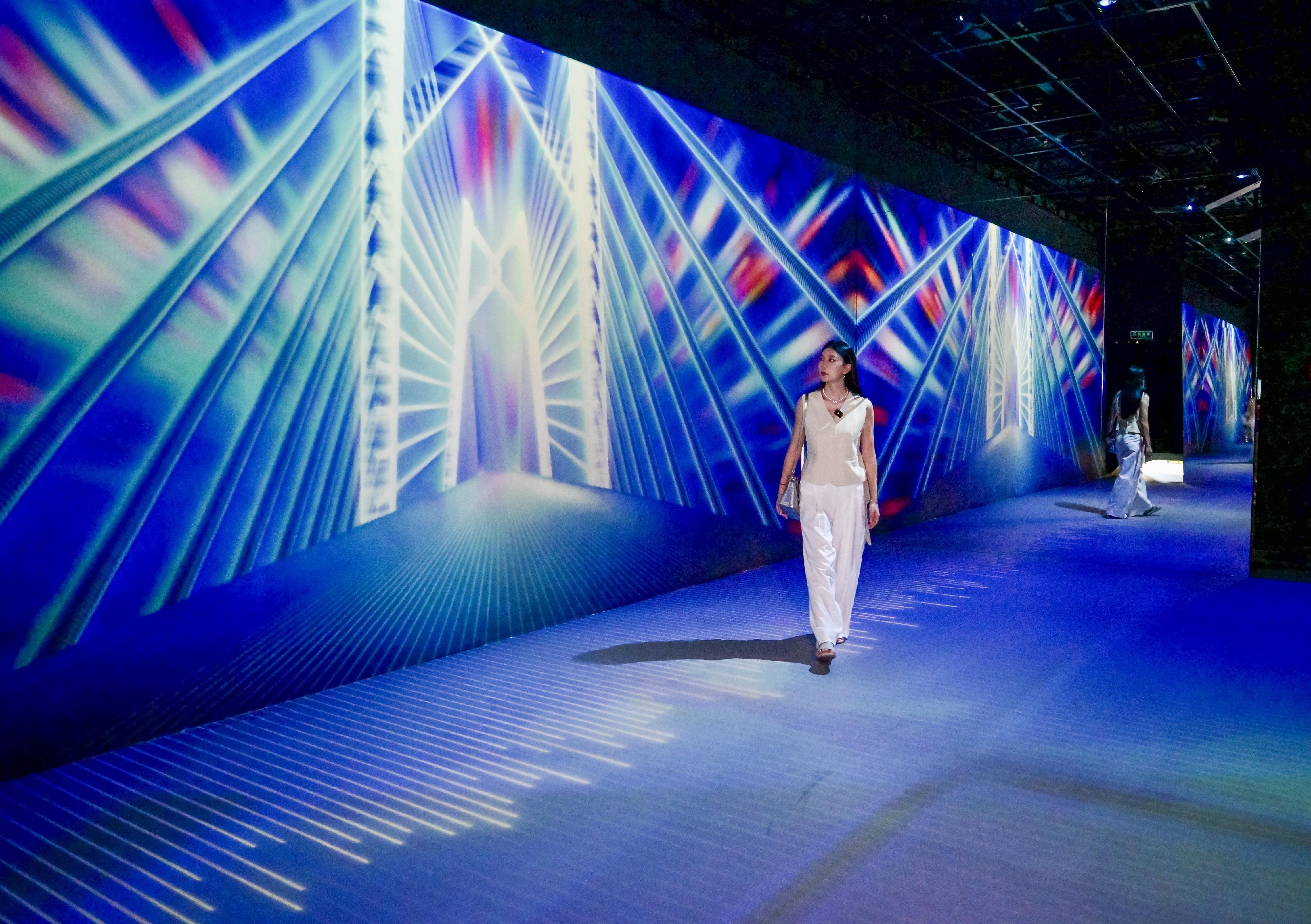 The "Immersive Hong Kong" roving exhibition, which showcases Hong Kong's new attractions, advantages and opportunities with art technology, opened in Guangzhou today (August 9) as one of the Hong Kong Special Administrative Region Government's promotional events in the Guangdong-Hong Kong-Macao Greater Bay Area. Photo shows an art projection with the theme "I&T Brain Bank" at the exhibition.