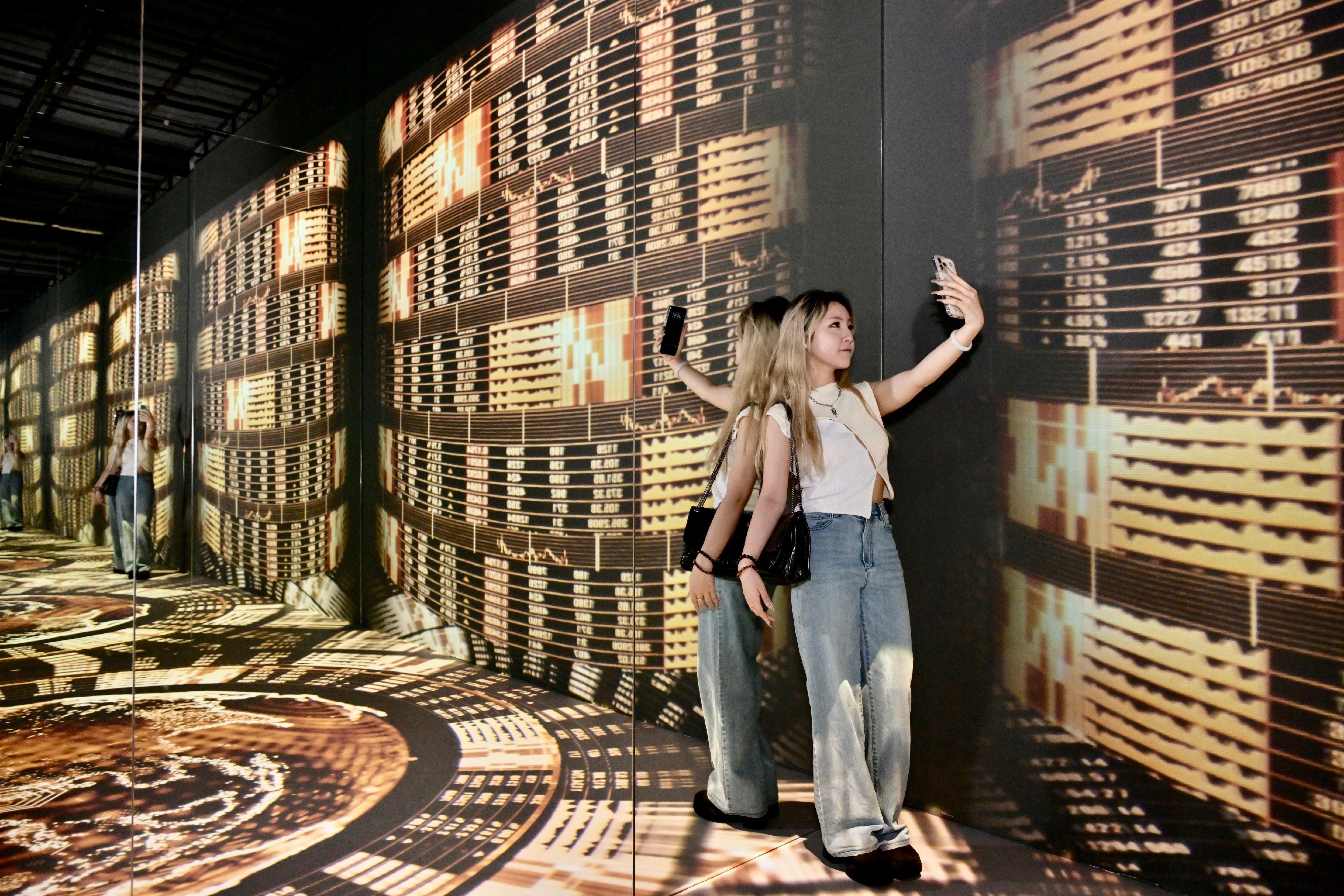 The "Immersive Hong Kong" roving exhibition, which showcases Hong Kong's new attractions, advantages and opportunities with art technology, opened in Guangzhou today (August 9) as one of the Hong Kong Special Administrative Region Government's promotional events in the Guangdong-Hong Kong-Macao Greater Bay Area. Photo shows an art projection with the theme "Financial Bridgehead" at the exhibition.