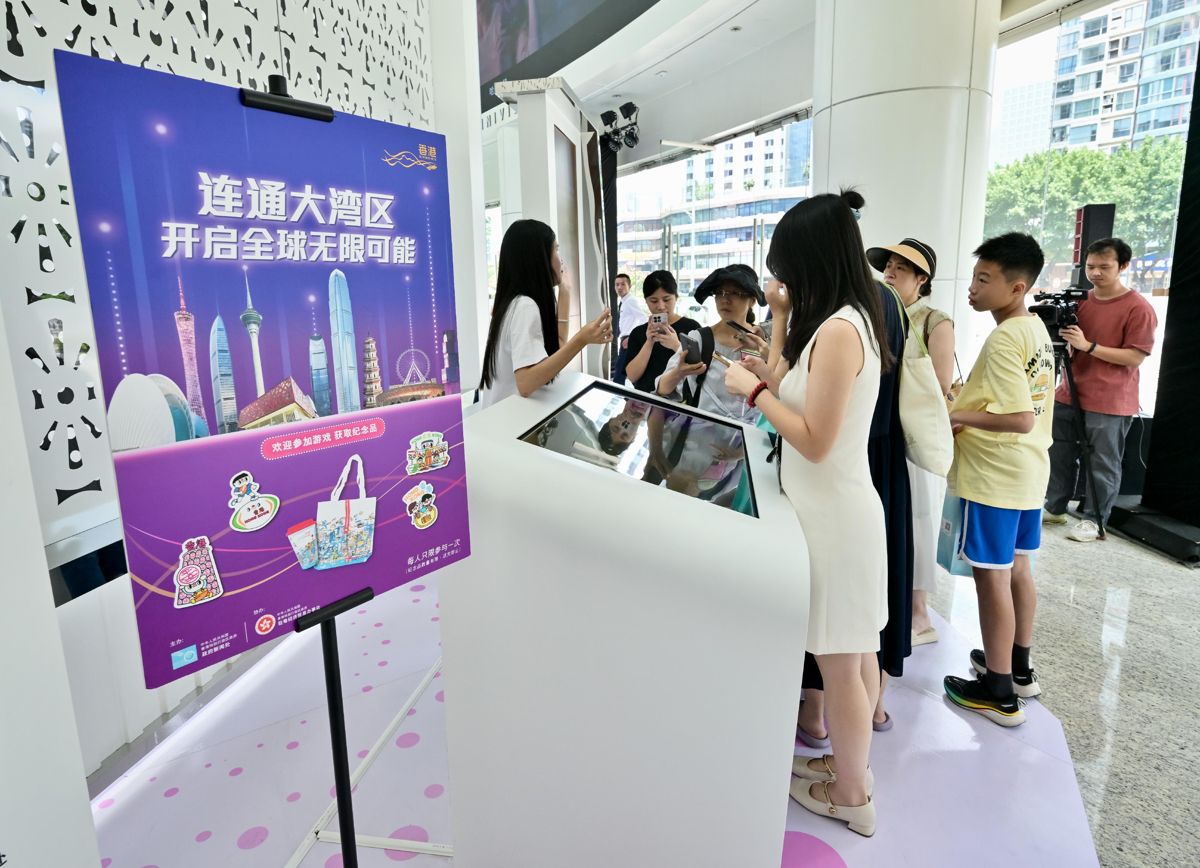 「香港─沉浸式之旅」巡迴展覽今日（八月九日）在廣州展開，以藝術科技展示香港最新的都會魅力、優勢和機遇，是香港特別行政區政府在粵港澳大灣區（大灣區）舉辦的推廣活動之一。圖為展覽內以大灣區為主題的遊戲。