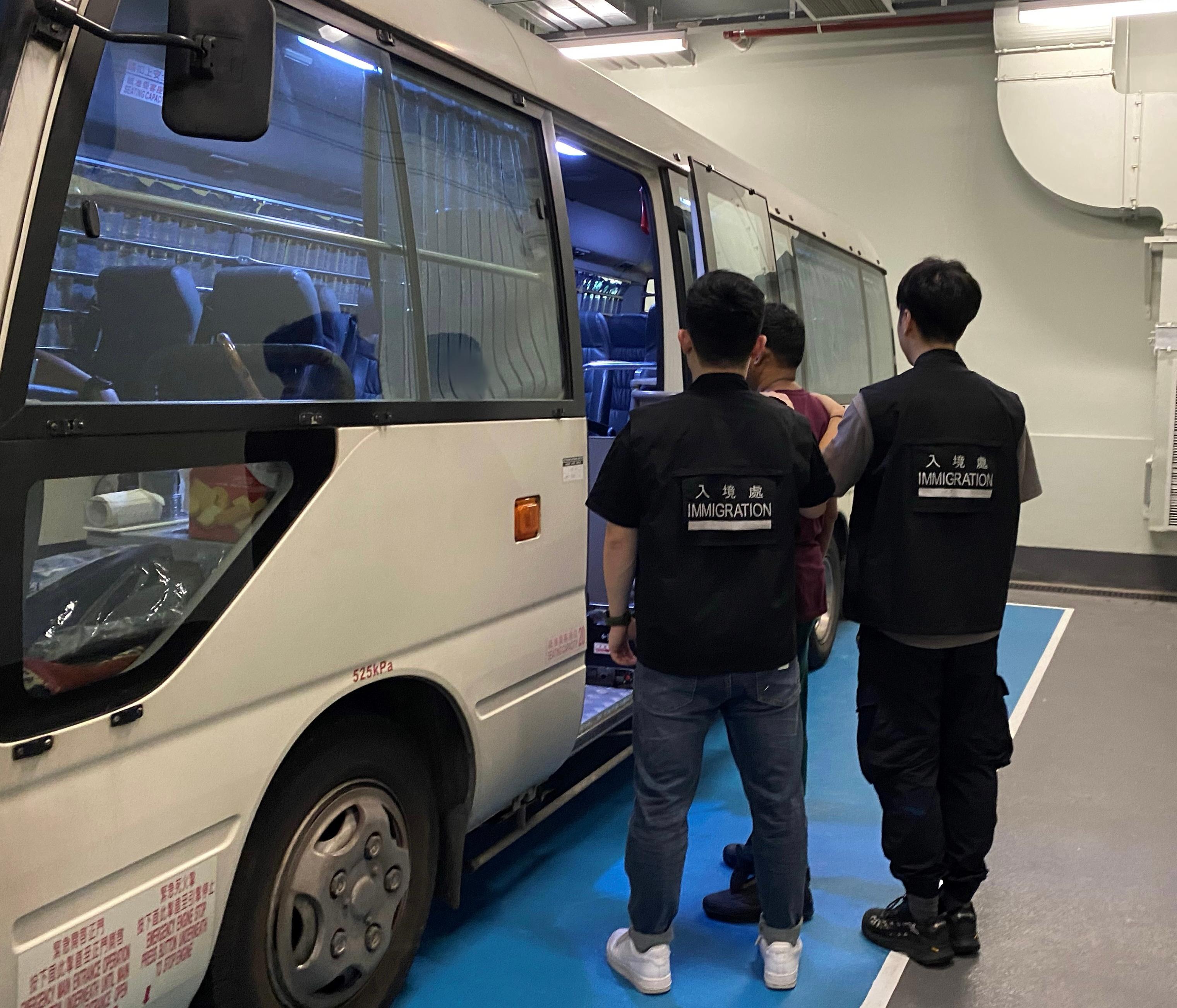 The Immigration Department mounted territory-wide anti-illegal worker operations codenamed "Contribute", "Lightshadow", "Twilight" and joint operations with the Hong Kong Police Force codenamed "Windsand" for four consecutive days from August 5 to yesterday (August 8). Photo shows a suspected illegal worker arrested during an operation.