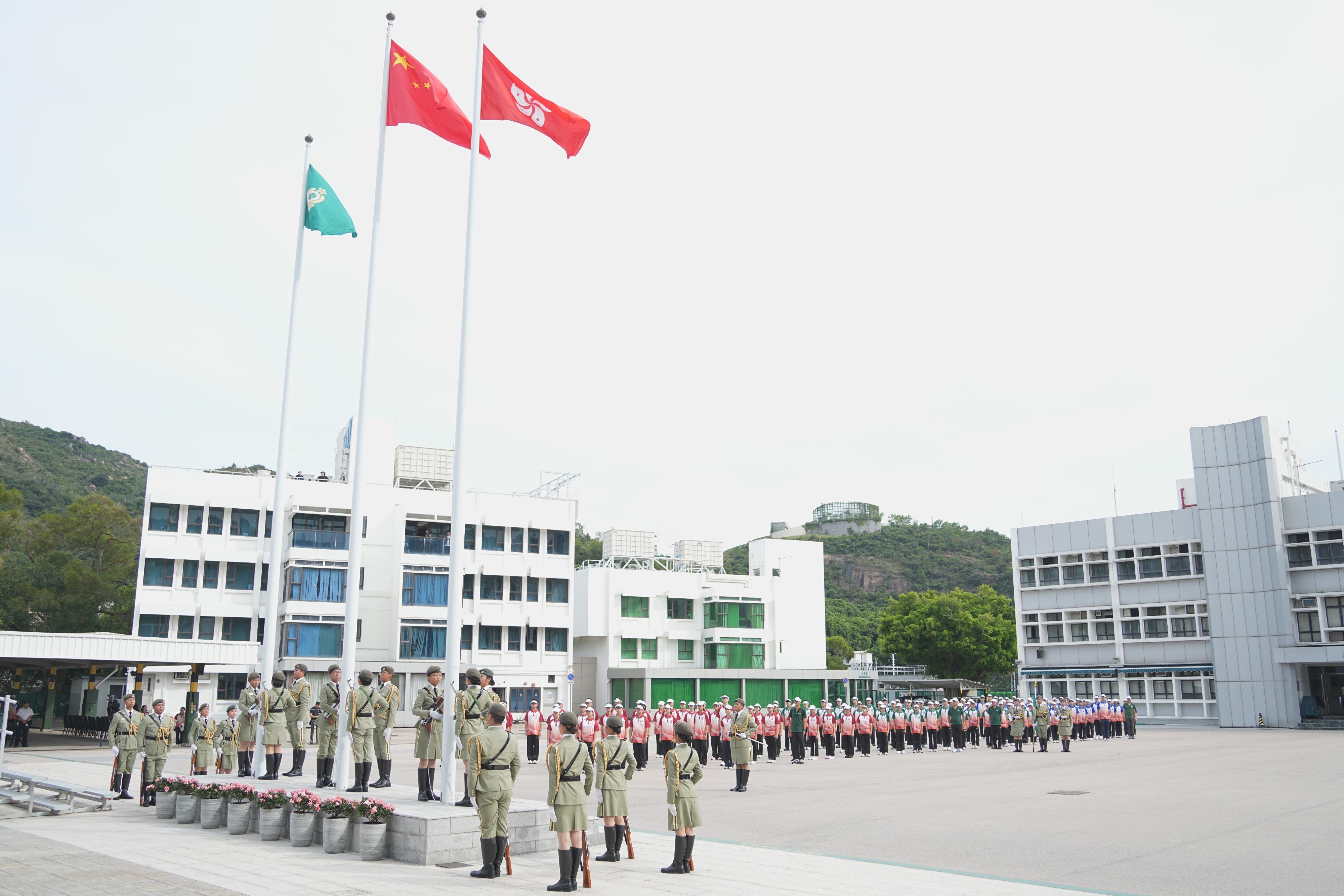 The Foot Drill and Flag Party of the Customs Youth Leader Corps conducted the flag-raising ceremony at the launching ceremony of "Customs YES Guangzhou, Hong Kong, Macao Exchange Tour for Hundred Youths" today (August 10).