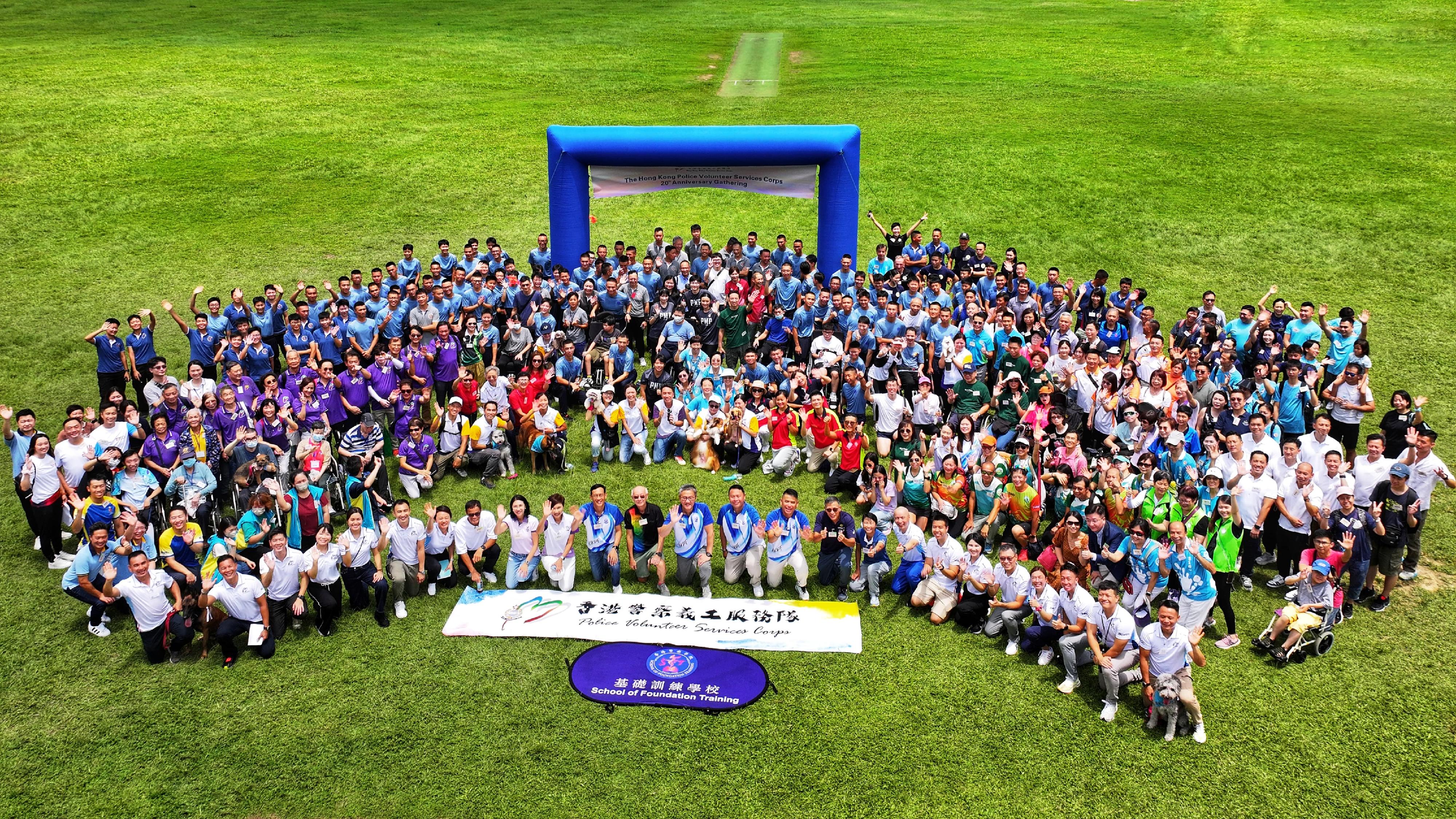 Hong Kong Police Volunteer Services Corps held a gathering at the Hong Kong Police College to commemorate their 20th anniversary today (August 10). Photo shows (first row, thirteenth right) the Commissioner of Police, Mr Siu Chak-yee with other participants and guests after the "Our Days at Police College - Wheelchair Rickshaw Volunteer Service" activity.