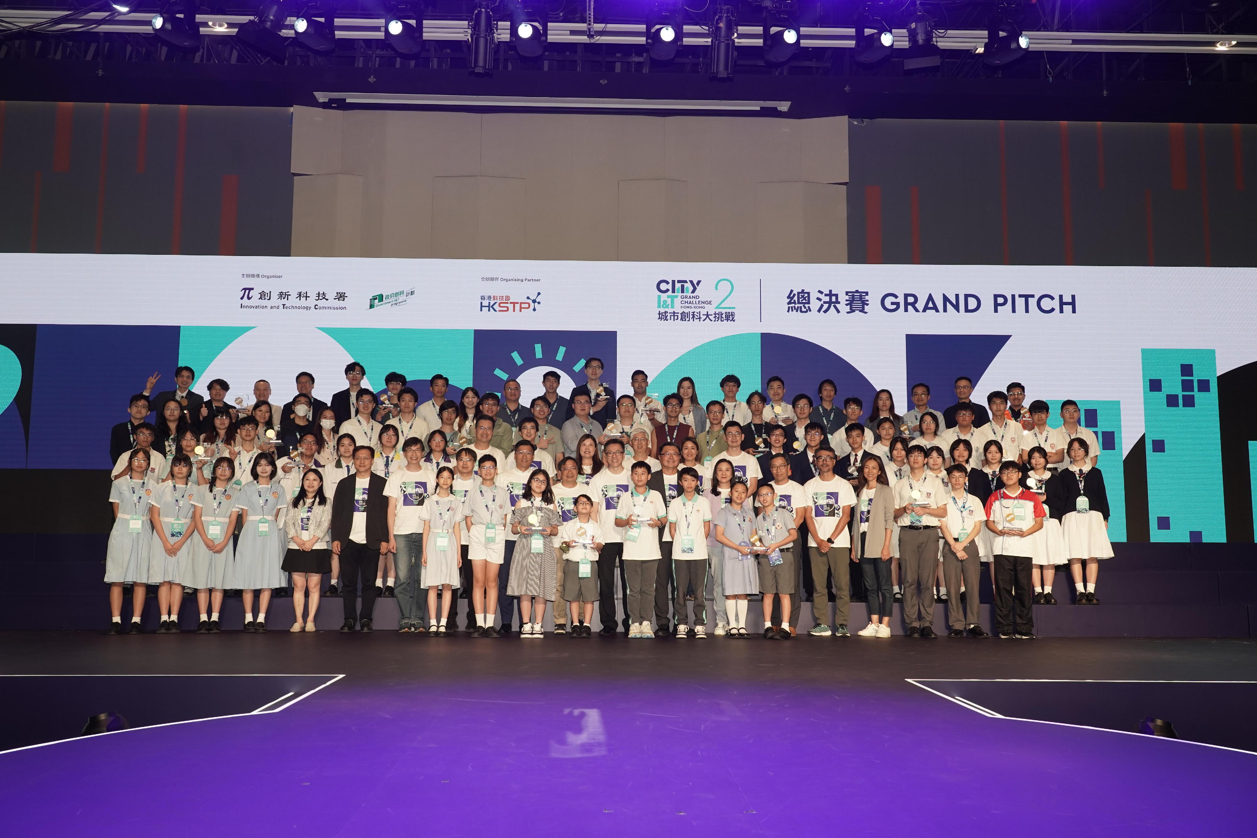 The second City I&T Grand Challenge Grand Pitch and Award Presentation Ceremony was held at Hong Kong Science Park today (August 10). Photo shows the Secretary for Innovation, Technology and Industry, Professor Sun Dong (second row, ninth right); the Commissioner for Innovation and Technology, Mr Ivan Lee (second row, tenth right); the Chairman of the Hong Kong Science and Technology Parks Corporation (HKSTPC), Dr Sunny Chai (second row, eighth right); the Chief Executive Officer of the HKSTPC, Mr Albert Wong (second row, sixth right); and other guests, with the winners of the competition.