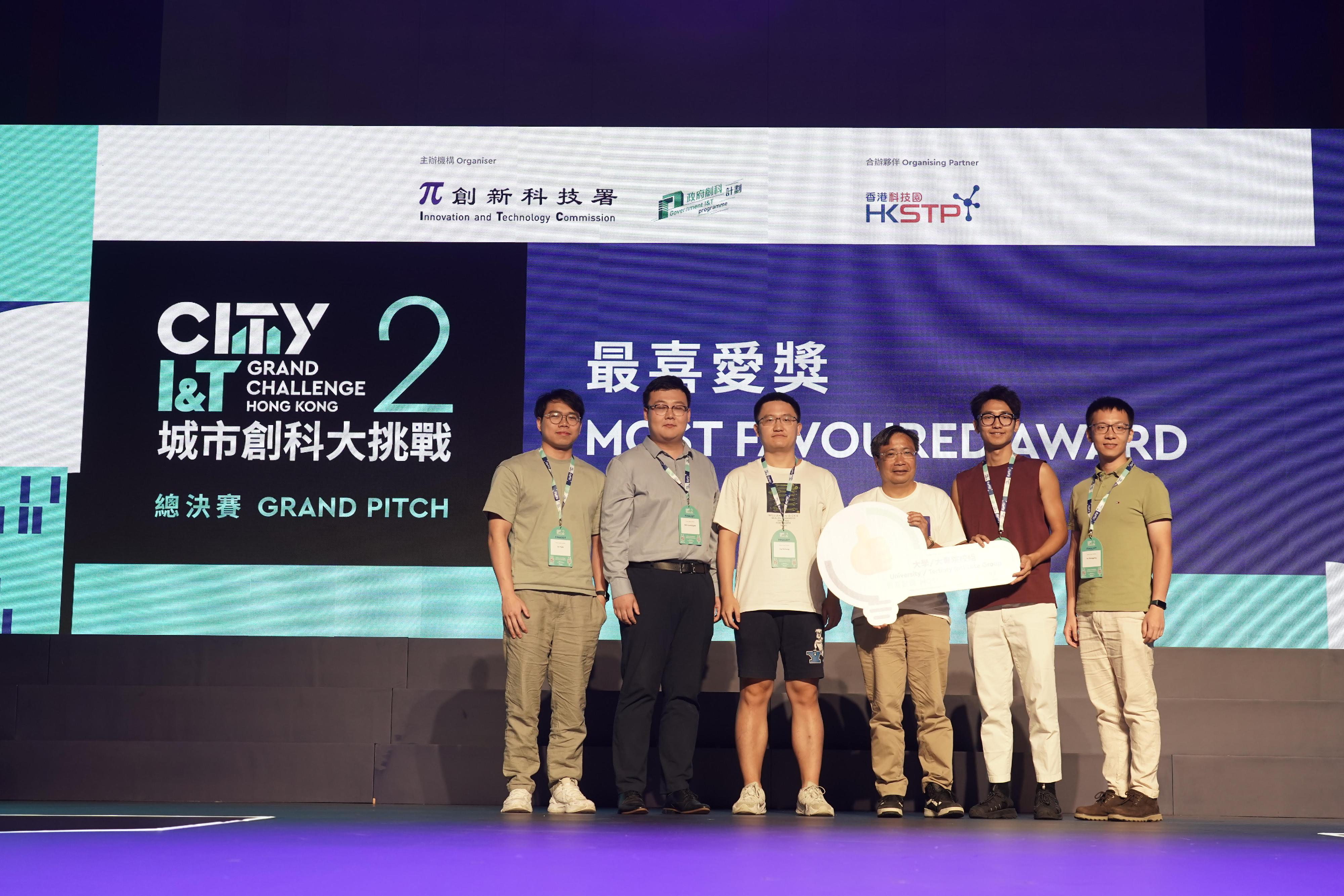 The second City I&T Grand Challenge Grand Pitch and Award Presentation Ceremony was held at Hong Kong Science Park today (August 10). Photo shows the Commissioner for Innovation and Technology, Mr Ivan Lee (third right), with awardees of the most favoured award of the University / Tertiary Institute Group.