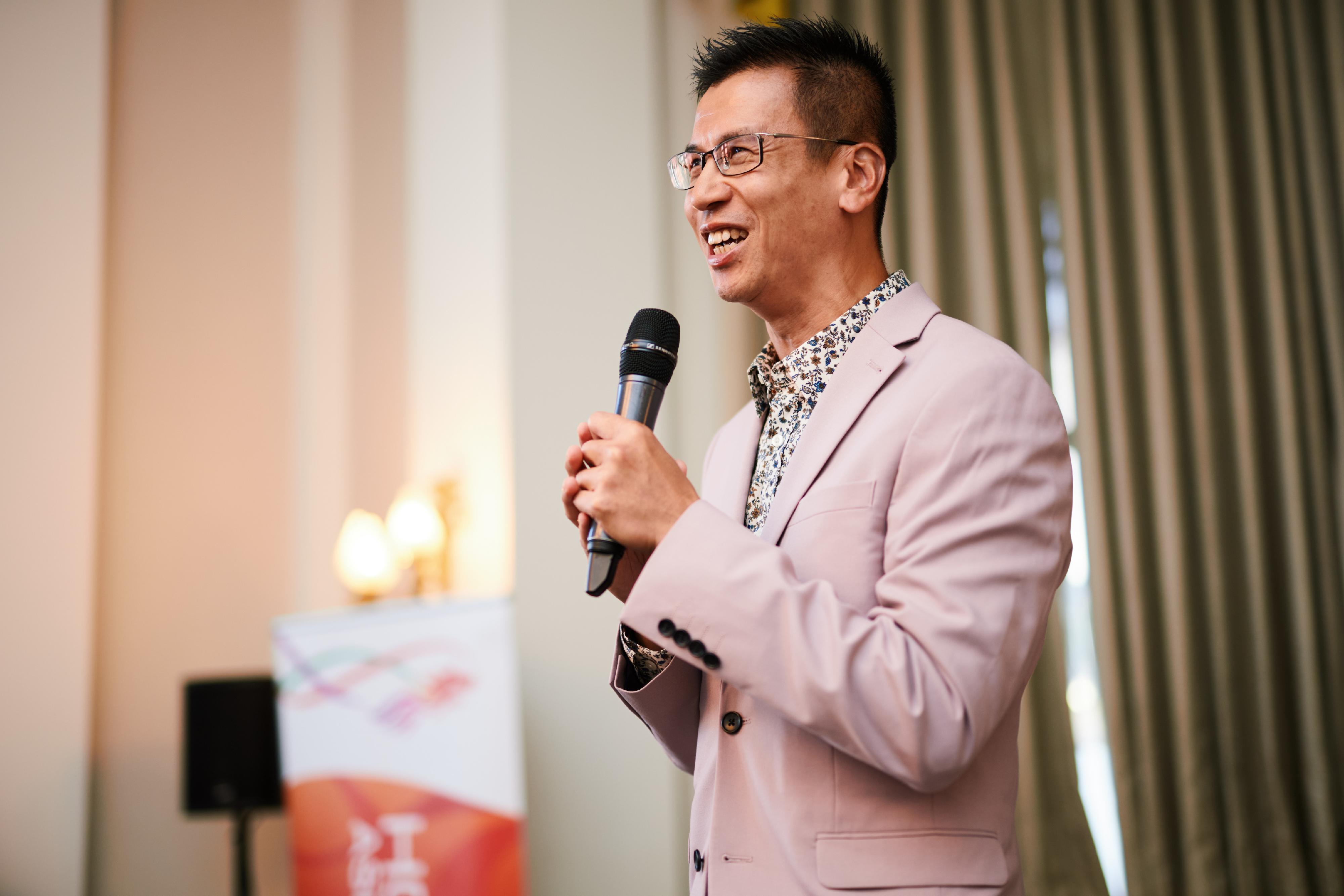 The Hong Kong Economic and Trade Office, London (London ETO) hosted a networking reception in Edinburgh, the United Kingdom, on August 9 (London time) evening, in celebrating the participation of Hong Kong artists in the Edinburgh Festival Fringe. Photo shows the Director-General of the London ETO, Mr Gilford Law, addressing the guests at the reception.