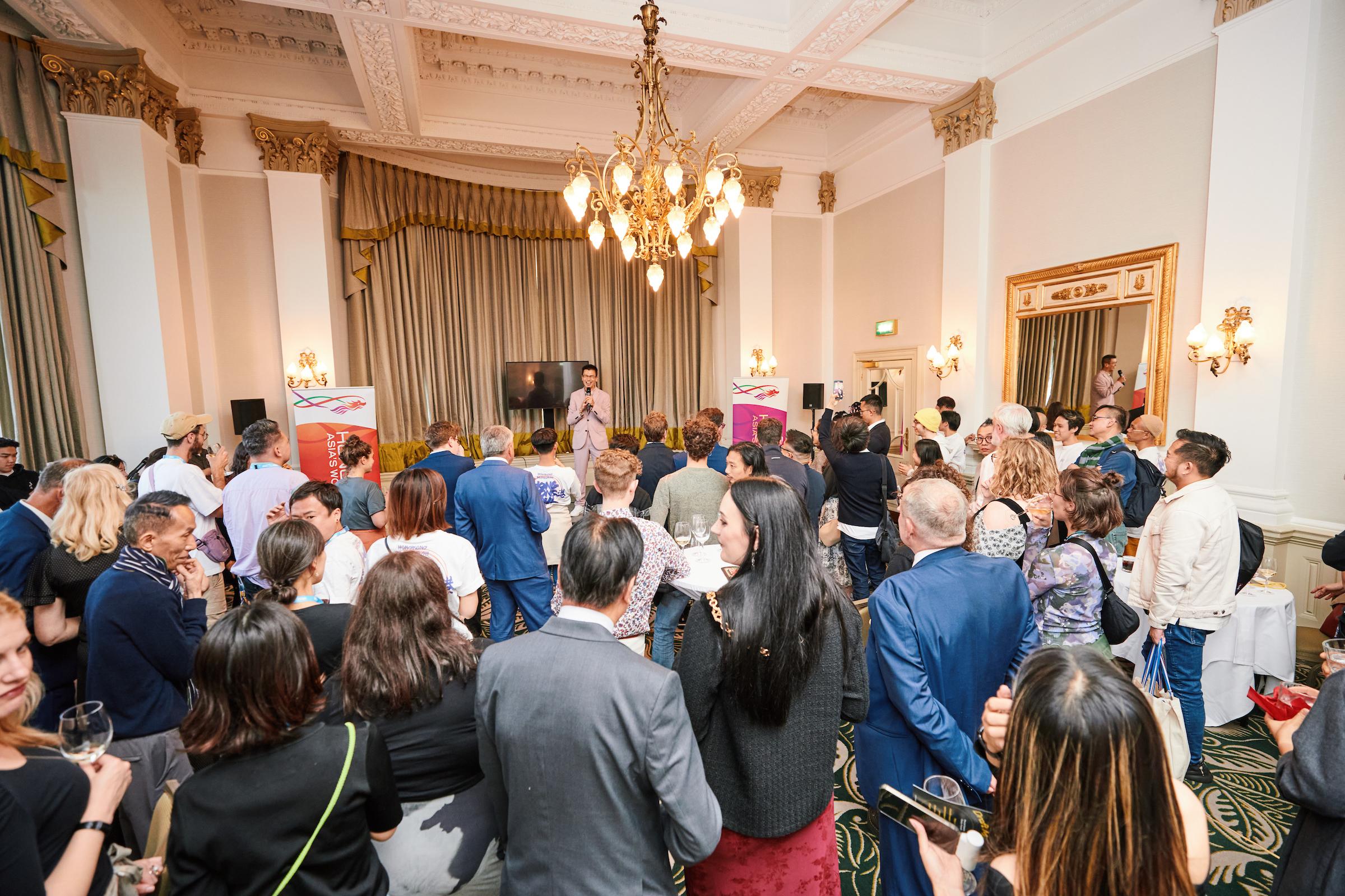 The Hong Kong Economic and Trade Office, London, hosted a networking reception in Edinburgh, the United Kingdom, on August 9 (London time) evening, in celebrating the participation of Hong Kong artists in the Edinburgh Festival Fringe. Around 180 audience, including members of the Scottish Parliament, local council members and leading figures in the local academic, arts and cultural sector attended the reception.