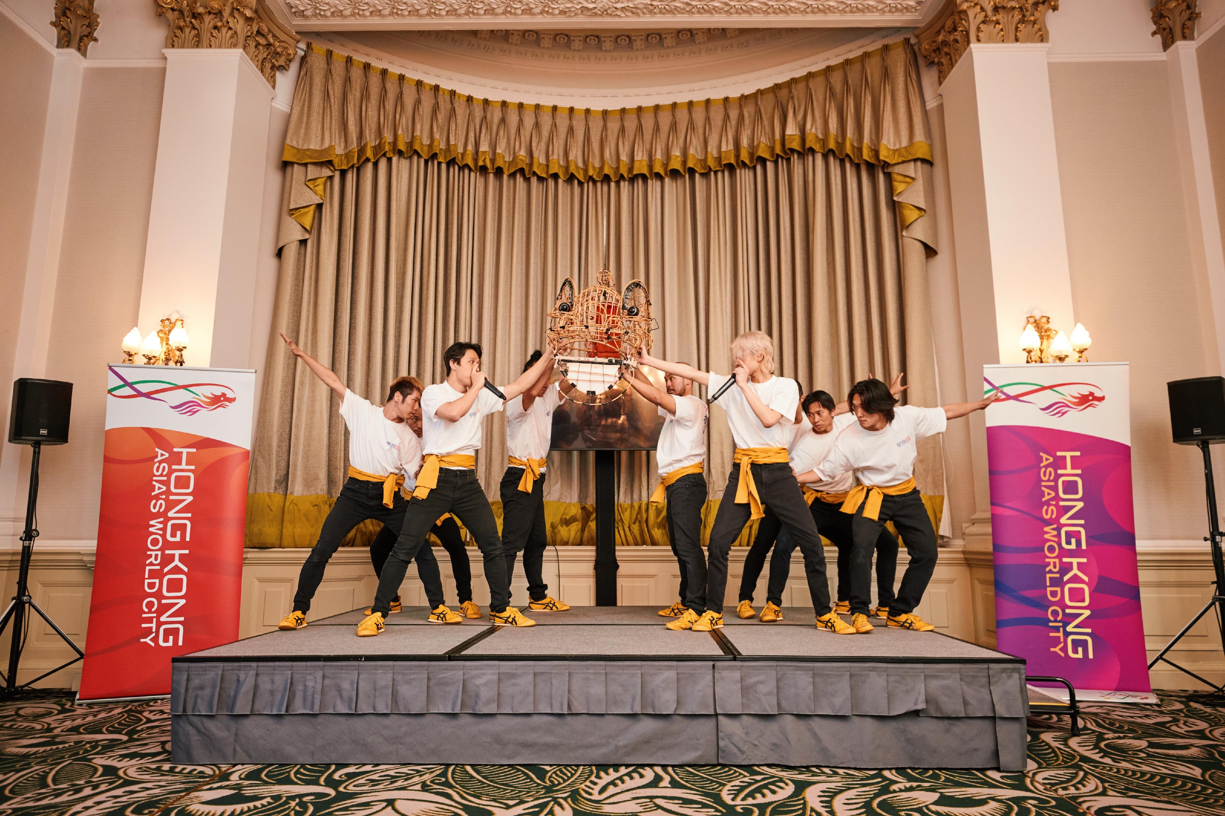 The Hong Kong Economic and Trade Office, London, hosted a networking reception in Edinburgh, the United Kingdom, on August 9 (London time) evening, in celebrating the participation of Hong Kong artists in the Edinburgh Festival Fringe. Photo shows the excerpt of the performance of TS Crew.