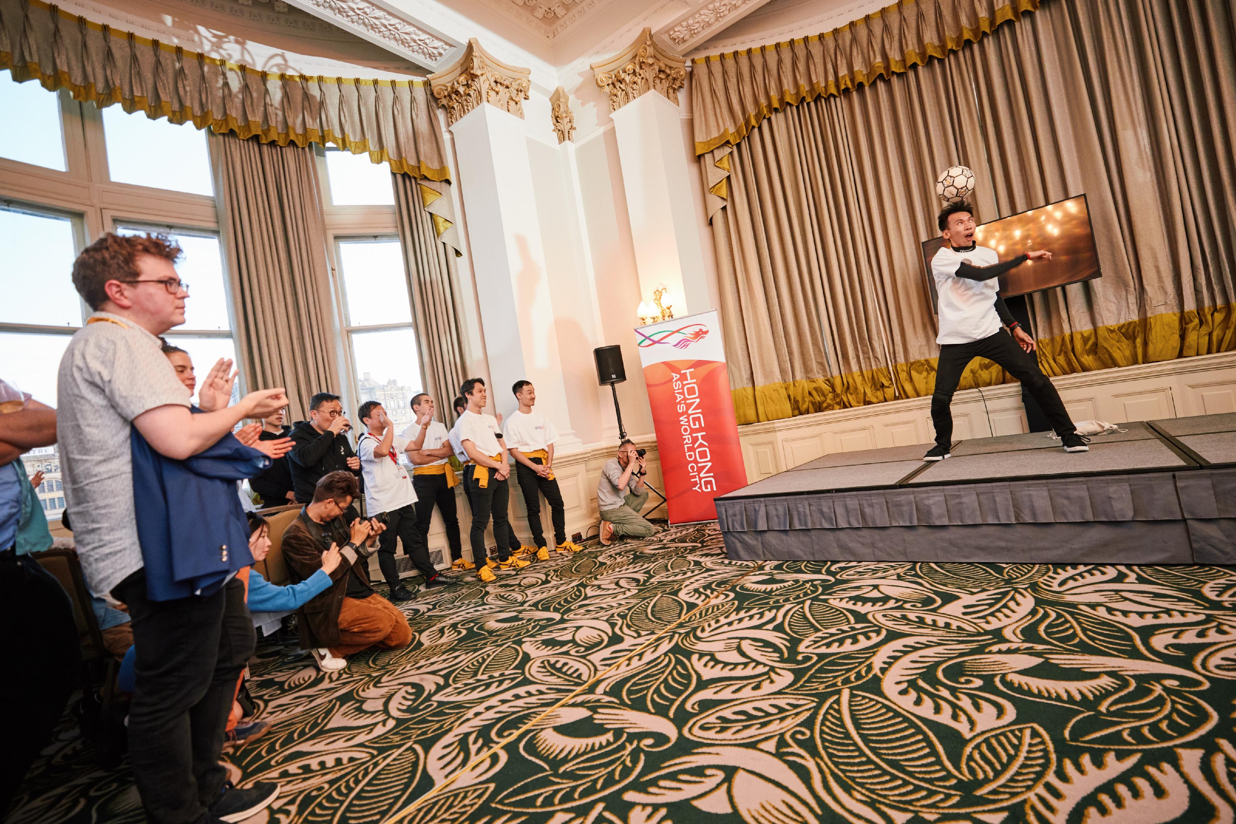 The Hong Kong Economic and Trade Office, London, hosted a networking reception in Edinburgh, the United Kingdom, on August 9 (London time) evening, in celebrating the participation of Hong Kong artists in the Edinburgh Festival Fringe. Photo shows the excerpt of the performance freestyle football player Lyson Sze.