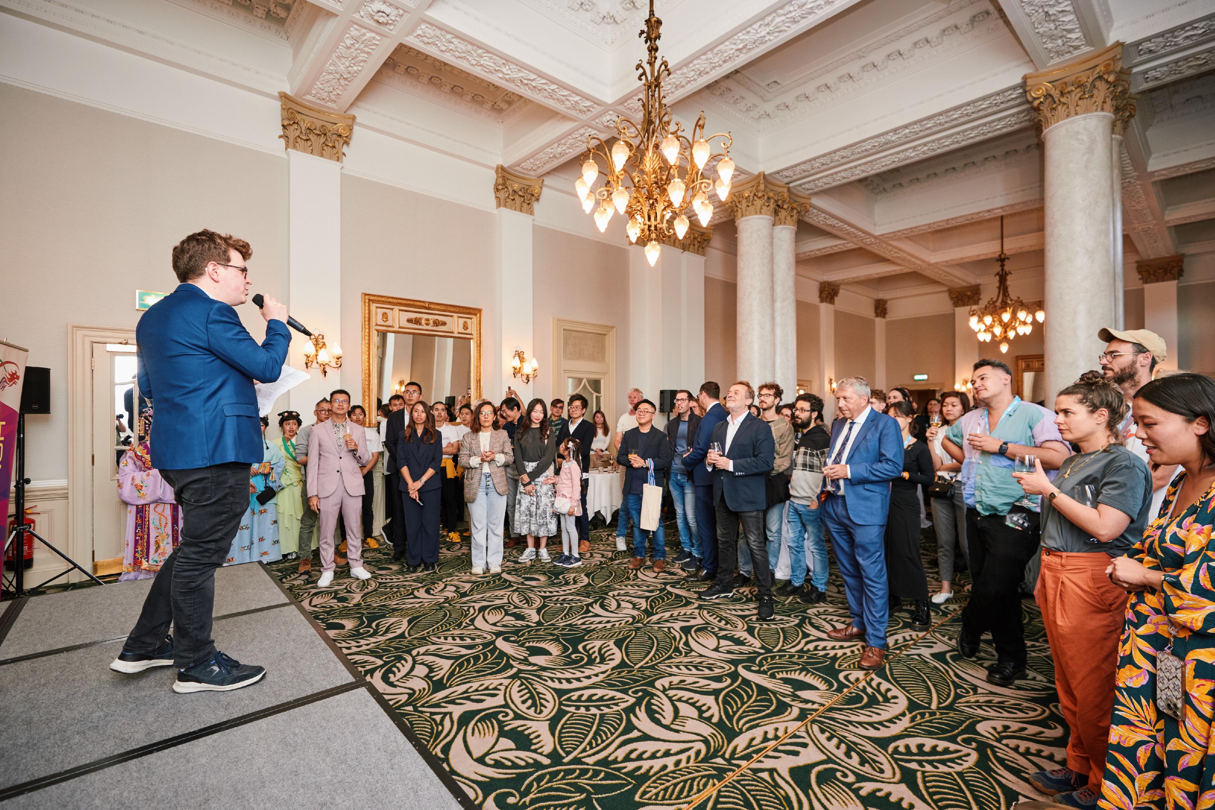 The Hong Kong Economic and Trade Office, London, hosted a networking reception in Edinburgh, the United Kingdom, on August 9 (London time) evening, in celebrating the participation of Hong Kong artists in the Edinburgh Festival Fringe. Photo shows the Head of Artist Services, Edinburgh Festival Fringe Society, Mr Chris Snow, speaking at the reception.