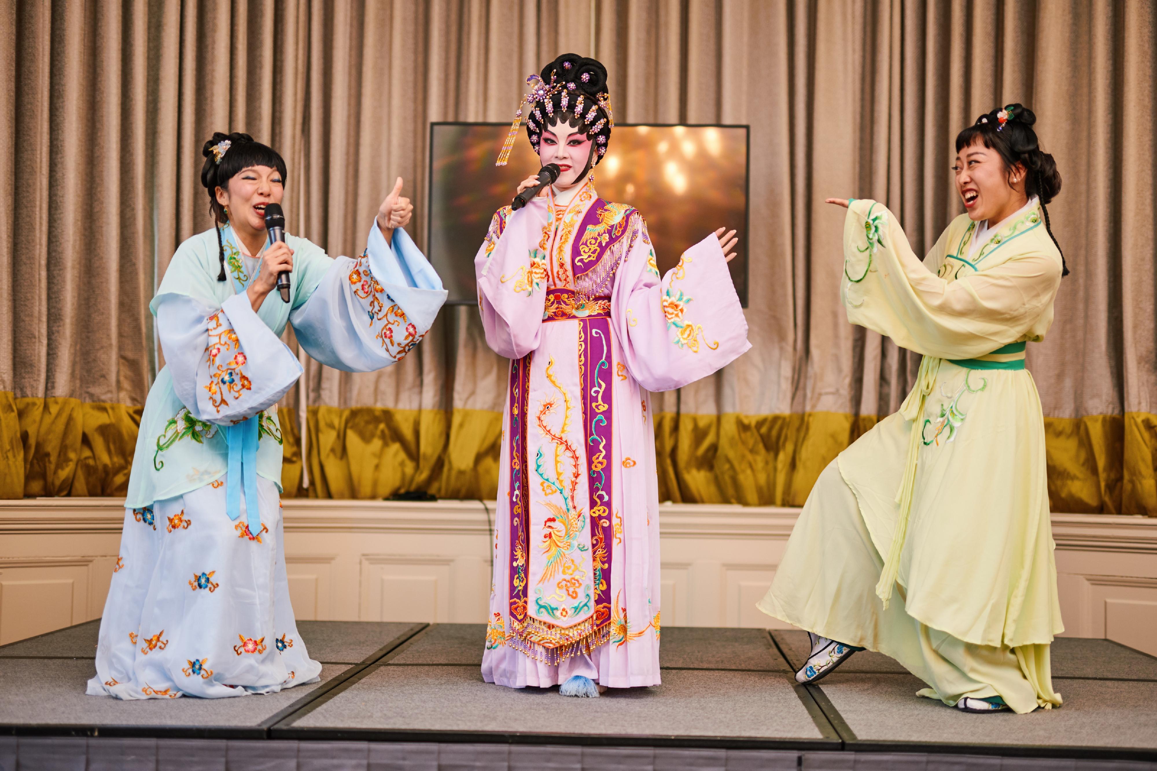 The Hong Kong Economic and Trade Office, London, hosted a networking reception in Edinburgh, the United Kingdom, on August 9 (London time) evening, in celebrating the participation of Hong Kong artists in the Edinburgh Festival Fringe. Photo shows the excerpt of the performance of One Table Two Chairs Charitable Foundation.