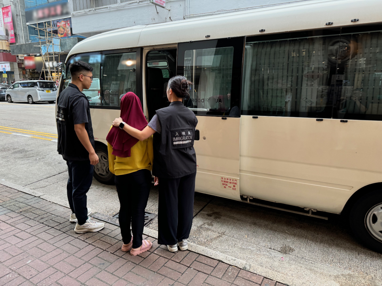 The Immigration Department mounted a joint enforcement operation with the Food and Environmental Hygiene Department yesterday (August 11) in the vicinity of Mong Kok Road. Photo shows a suspected illegal worker arrested during the operation.