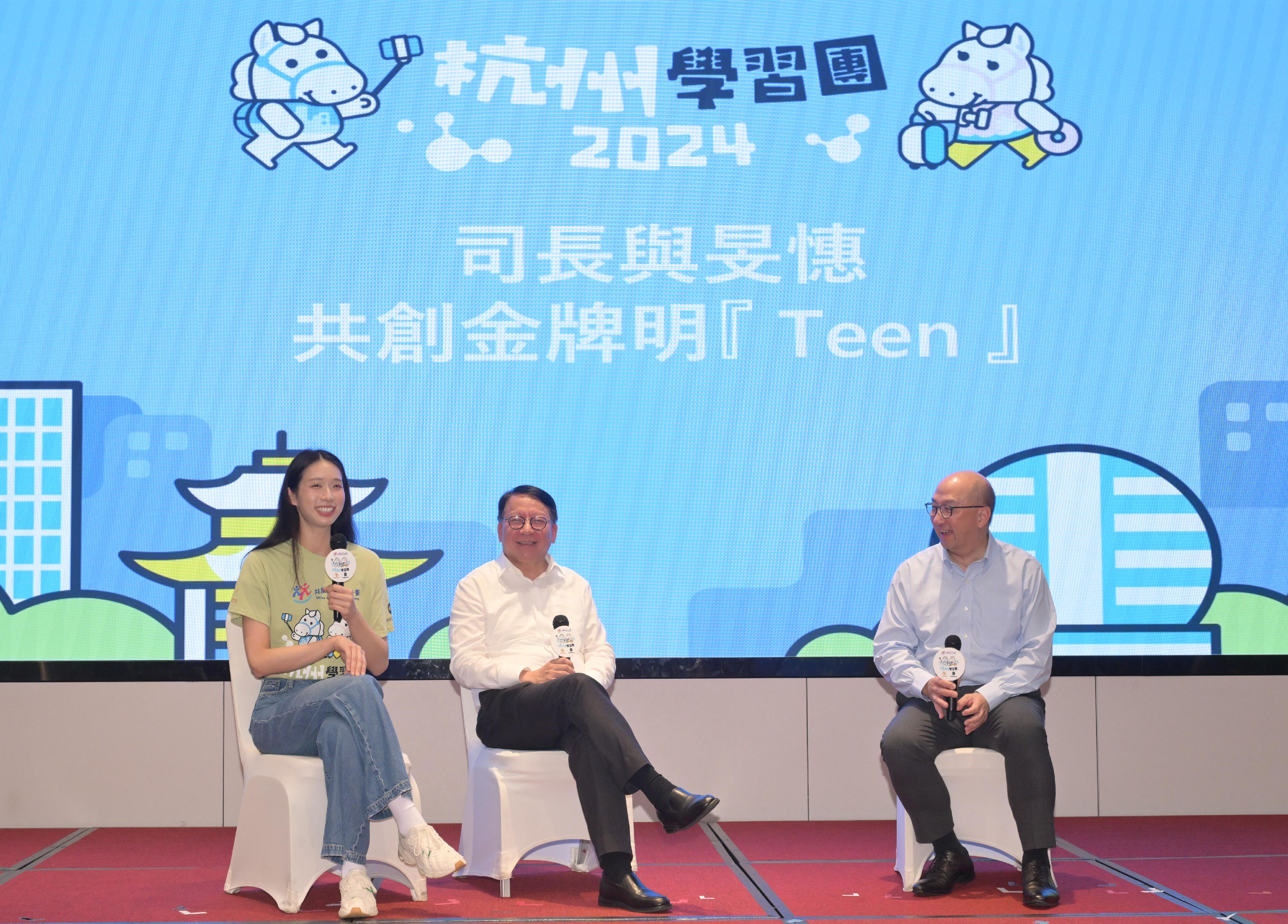 政务司司长陈国基今日（八月十二日）到访杭州。图示陈国基（中）在「共创明『Teen』计划」杭州学习团欢迎晚宴上联同勇夺奥运金牌的香港剑击运动员江旻憓（左）和香港赛马会公司事务执行总监谭志源（右）与参加学员交流。
