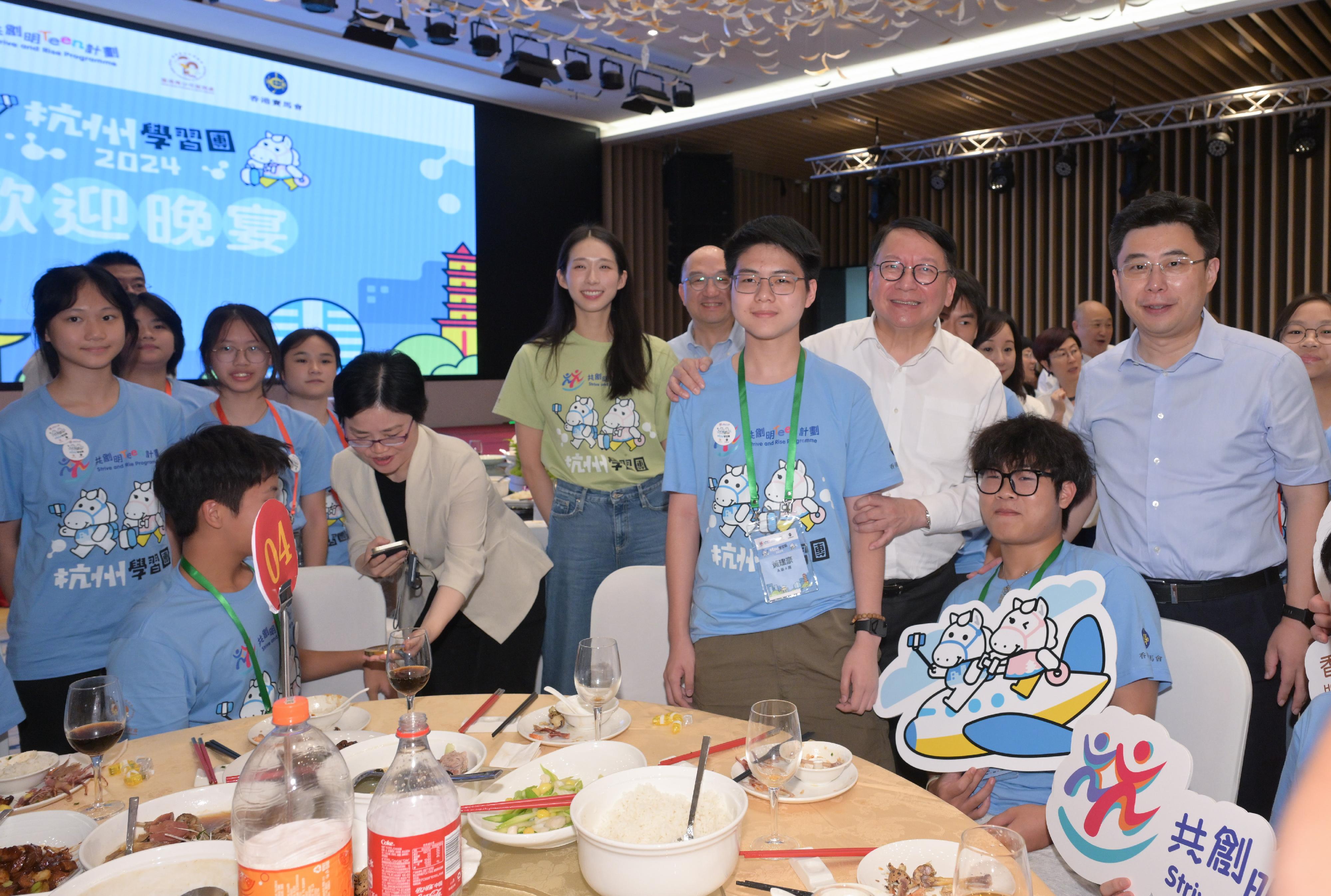 The Chief Secretary for Administration, Mr Chan Kwok-ki, visited Hangzhou today (August 12). Photo shows Mr Chan (third right) chatting with participating mentees of Hangzhou study tour under the Strive and Rise Programme at the welcome dinner.