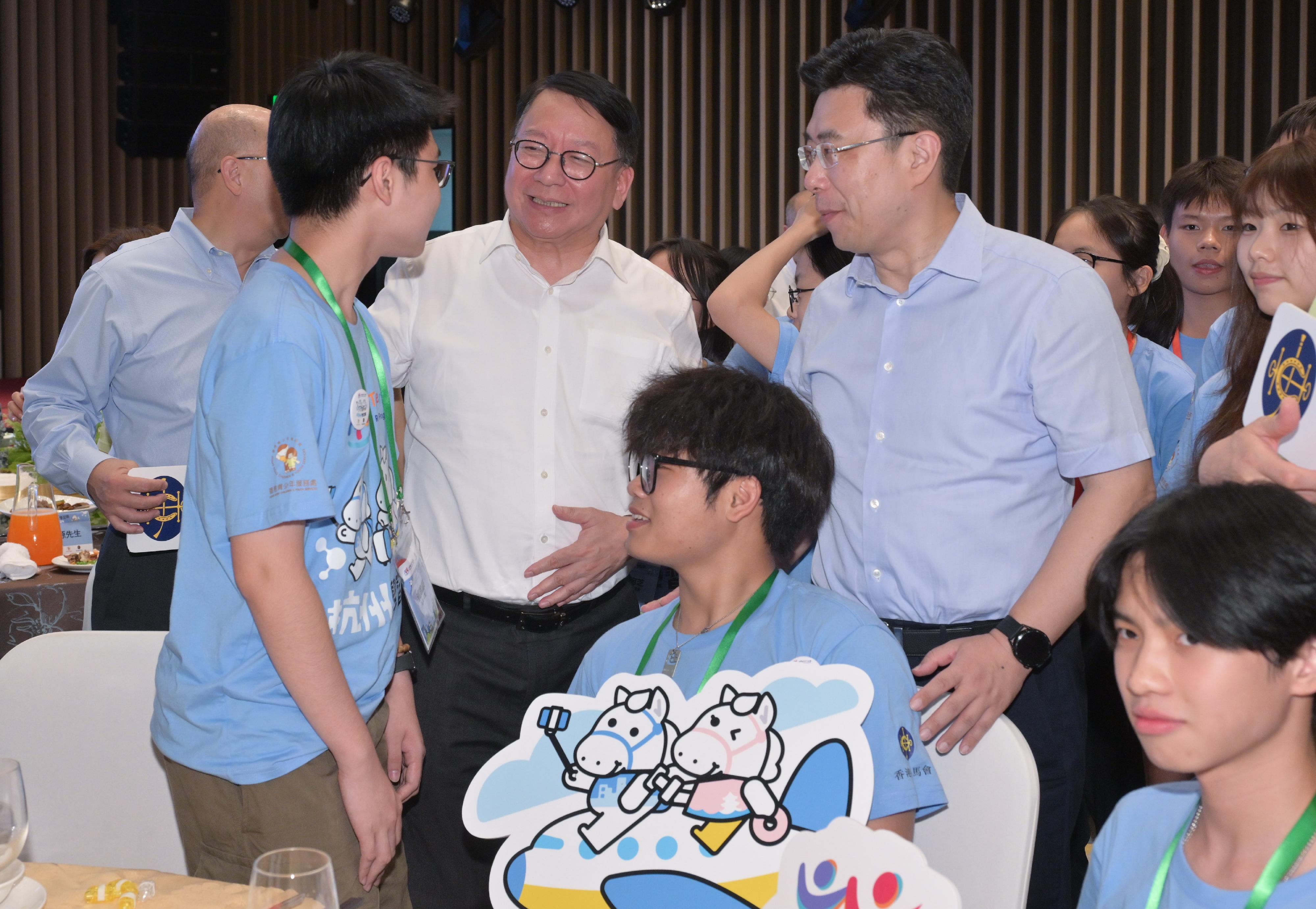 The Chief Secretary for Administration, Mr Chan Kwok-ki, visited Hangzhou today (August 12). Photo shows Mr Chan (second left) chatting with participating mentees of Hangzhou study tour under the Strive and Rise Programme at the welcome dinner.