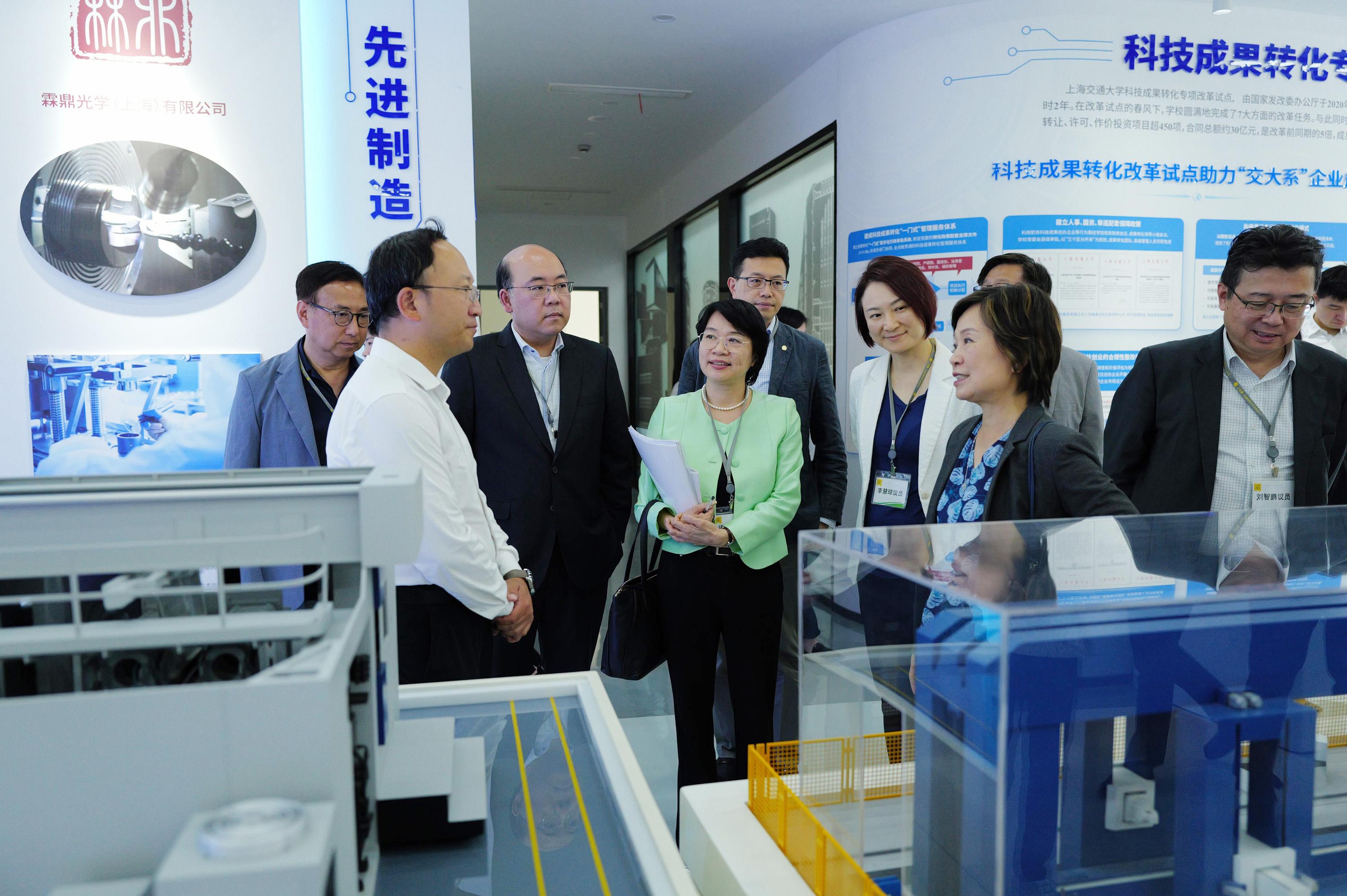 The delegation of the Legislative Council Panel on Education begins the four-day duty visit to Shanghai and Suzhou today (August 12). Photo shows the delegation visiting the Grand neoBay of Shanghai Jiao Tong University.