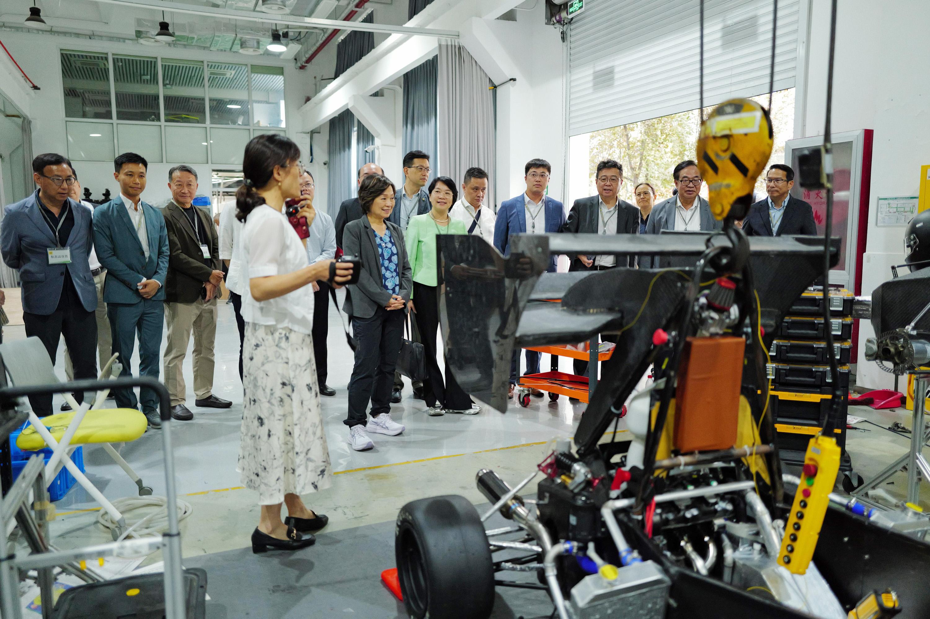 The delegation of the Legislative Council Panel on Education begins the four-day duty visit to Shanghai and Suzhou today (August 12). Photo shows the delegation visiting Shanghai Jiao Tong University Student Innovation Center.