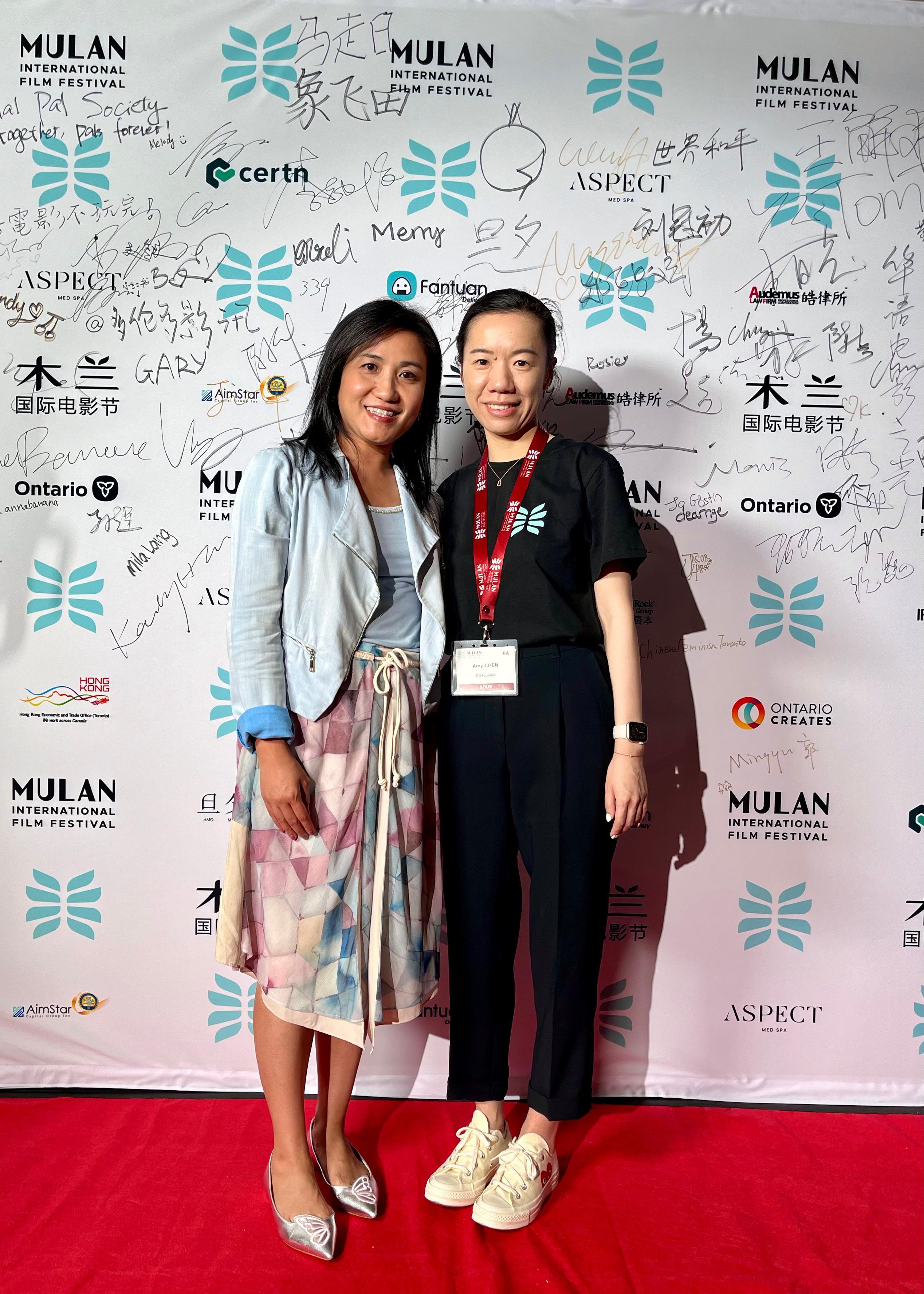 The Hong Kong Economic and Trade Office (Toronto) (Toronto ETO) supported the screening of six Hong Kong films at the Mulan International Film Festival in Toronto. Photo shows the Director of the Toronto ETO, Ms Emily Mo (left), and Co-founder and Screening Events Director of the Mulan International Film Festival, Ms Amy Chen (right), at Innis Town Hall in Toronto on August 11 (Toronto time).