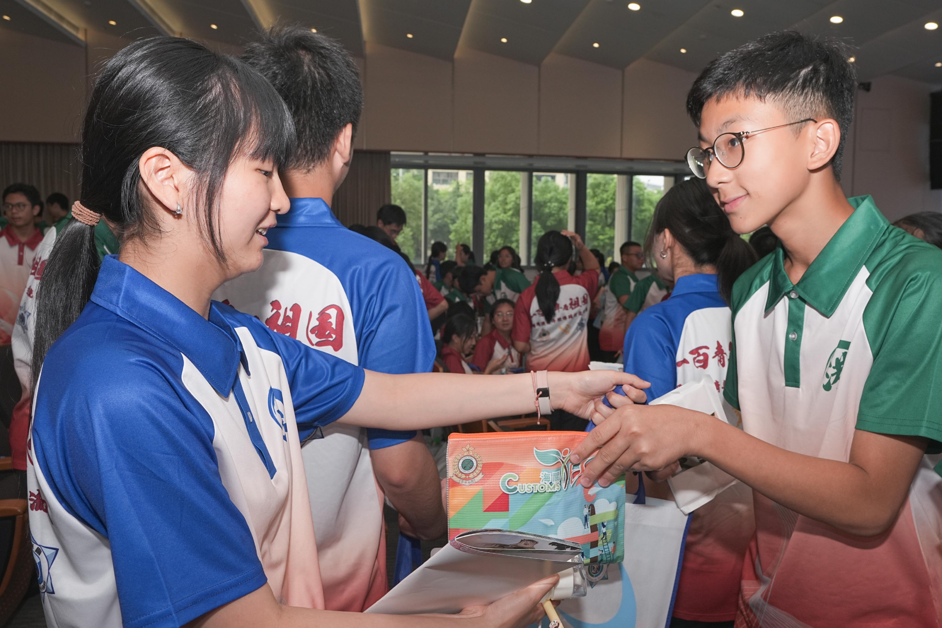 「香港海關青年發展計劃」（「Customs YES」）於八月十日至今日（八月十三日）舉辦「一百青年看祖國」──粵港澳青年伙伴同行交流團，以促進三地青年的文化融合，拓闊他們的視野和加深對三地海關工作的認識。三地青年於今日舉行的結營儀式分享活動感受和學習心得，並交換紀念禮物。