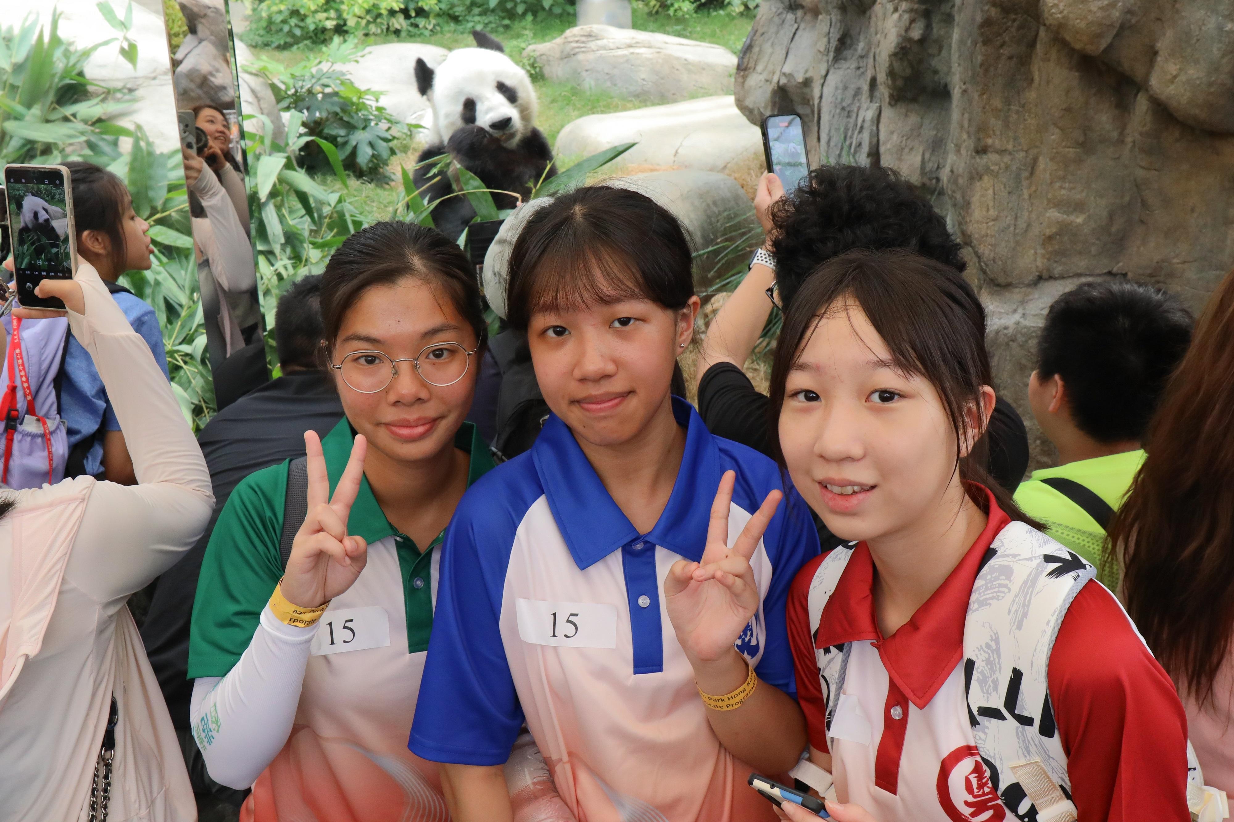 Customs YES organised the Customs YES Guangzhou, Hong Kong, Macao Exchange Tour for Hundred Youths from August 10 to today (August 13), to facilitate cultural integration, broaden horizons and deepen understanding of customs work in the three regions of the participants. On August 11, the participants visited the giant pandas at Ocean Park Hong Kong to learn about the conservation work in Hong Kong.