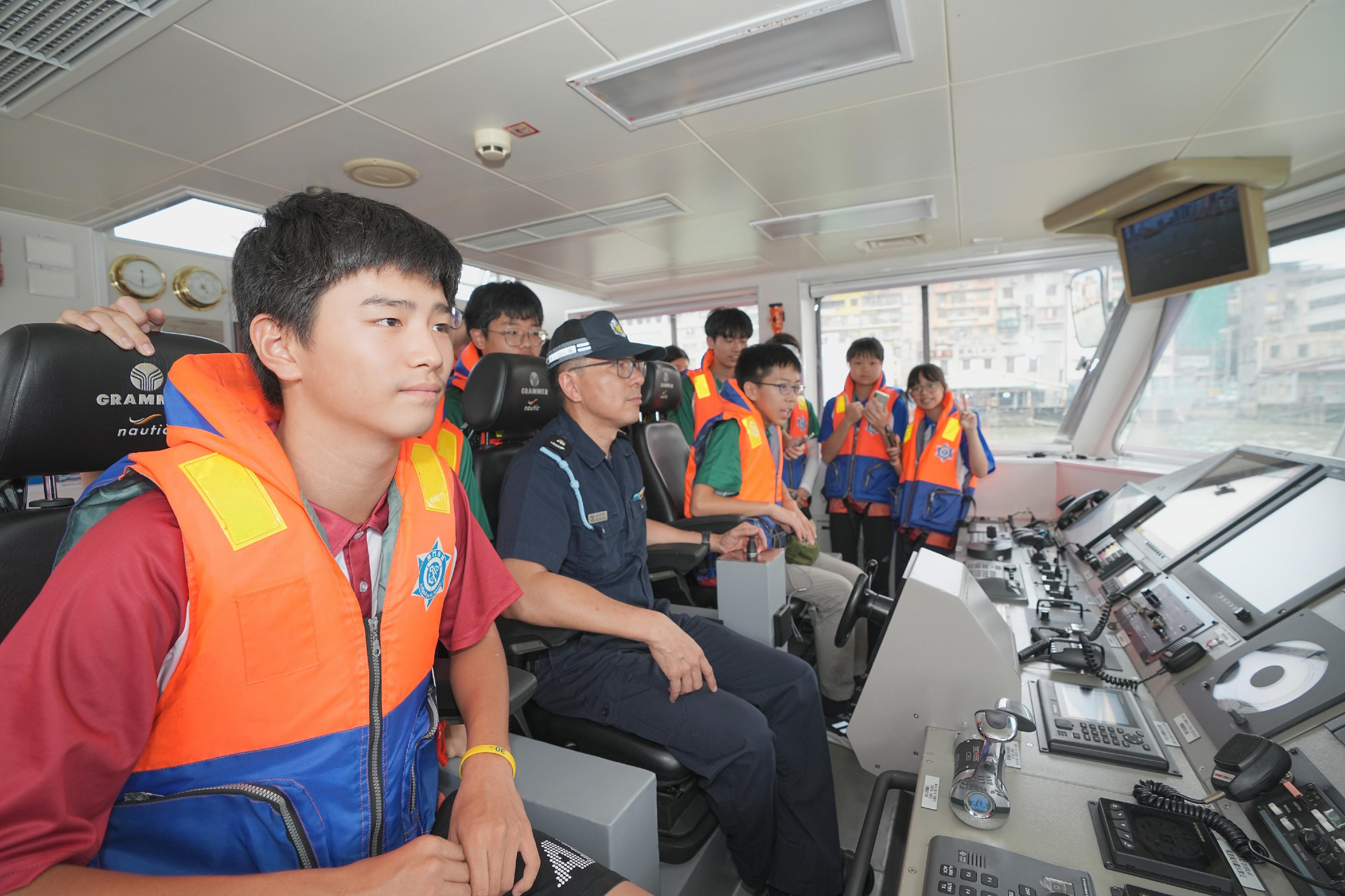 Customs YES organised the Customs YES Guangzhou, Hong Kong, Macao Exchange Tour for Hundred Youths from August 10 to today (August 13), to facilitate cultural integration, broaden horizons and deepen understanding of customs work in the three regions of the participants. On August 12, the group visited the Marine Enforcement Department of the Macao Customs Service and boarded a customs patrol vessel to learn about Macao Customs' work in maintaining maritime security and disaster rescue operations.