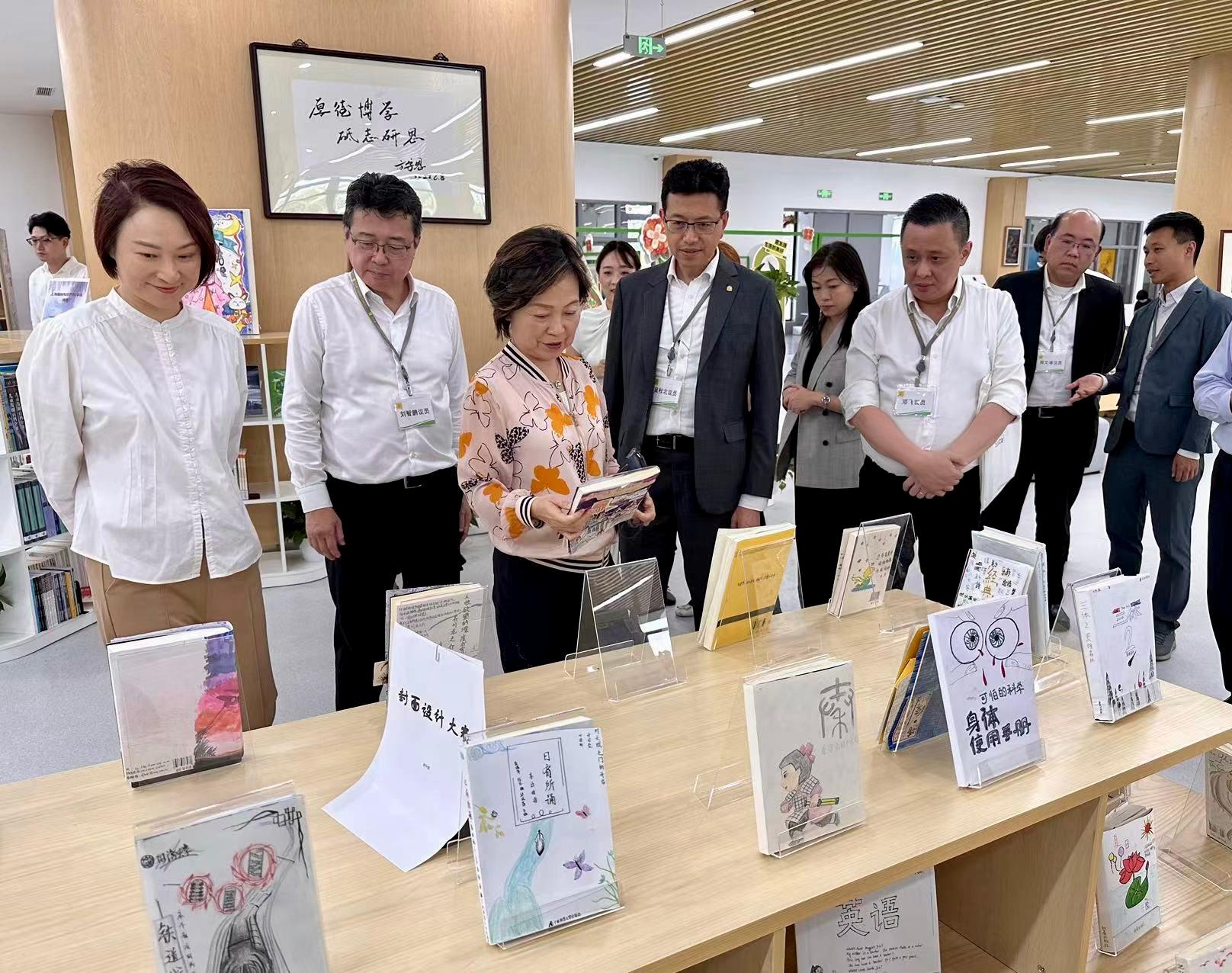 The Secretary for Education, Dr Choi Yuk-lin, together with the Legislative Council Panel on Education delegation, continued their visit to Shanghai today (August 13). Photo shows Dr Choi (third left) and the delegation touring the Xinjiangwan Experimental School Affiliated to Tongji University.