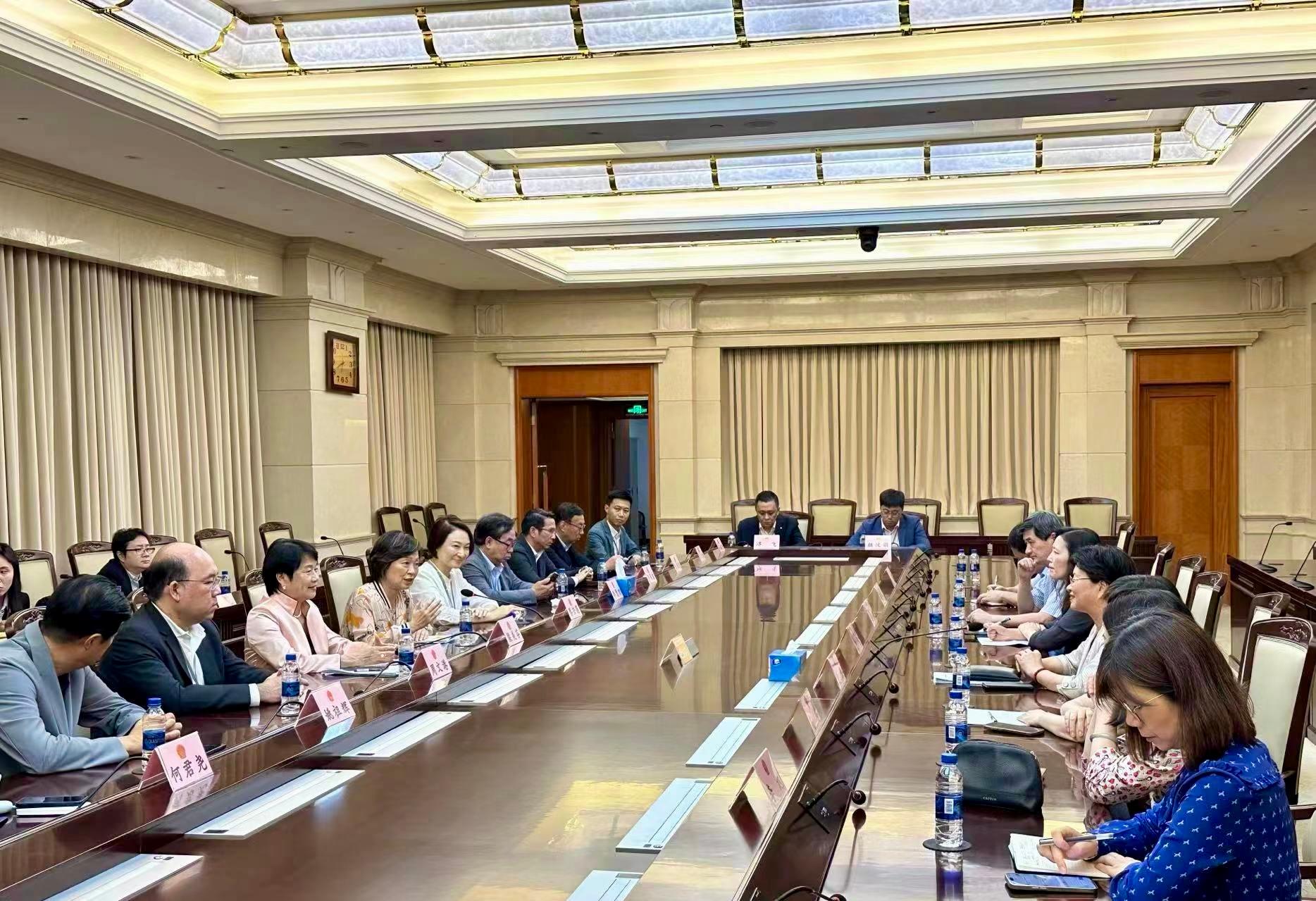 The Secretary for Education, Dr Choi Yuk-lin, together with the Legislative Council Panel on Education delegation, continued their visit to Shanghai today (August 13). Photo shows Dr Choi (fourth left) and the delegation meeting the Chairwoman of the Overseas Chinese, Ethics and Religious Affairs Committee of the Shanghai Municipal People’s Congress, Ms Huang Hong (fourth right).