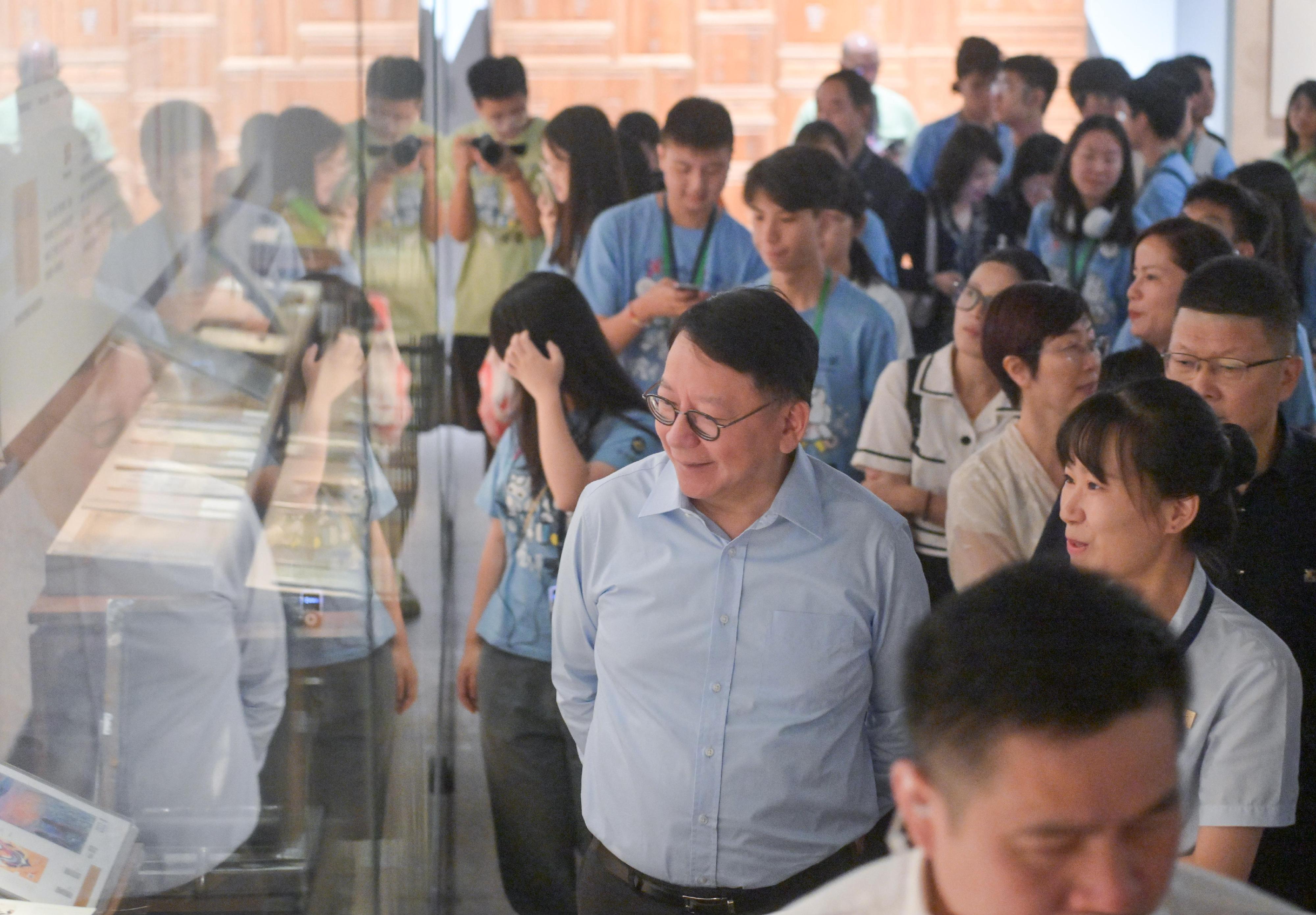 The Chief Secretary for Administration, Mr Chan Kwok-ki, continued his visit to Hangzhou today (August 13). Photo shows Mr Chan (centre) visiting the Hangzhou National Archives of Publications and Culture together with mentees of the Strive and Rise Programme Hangzhou study tour.