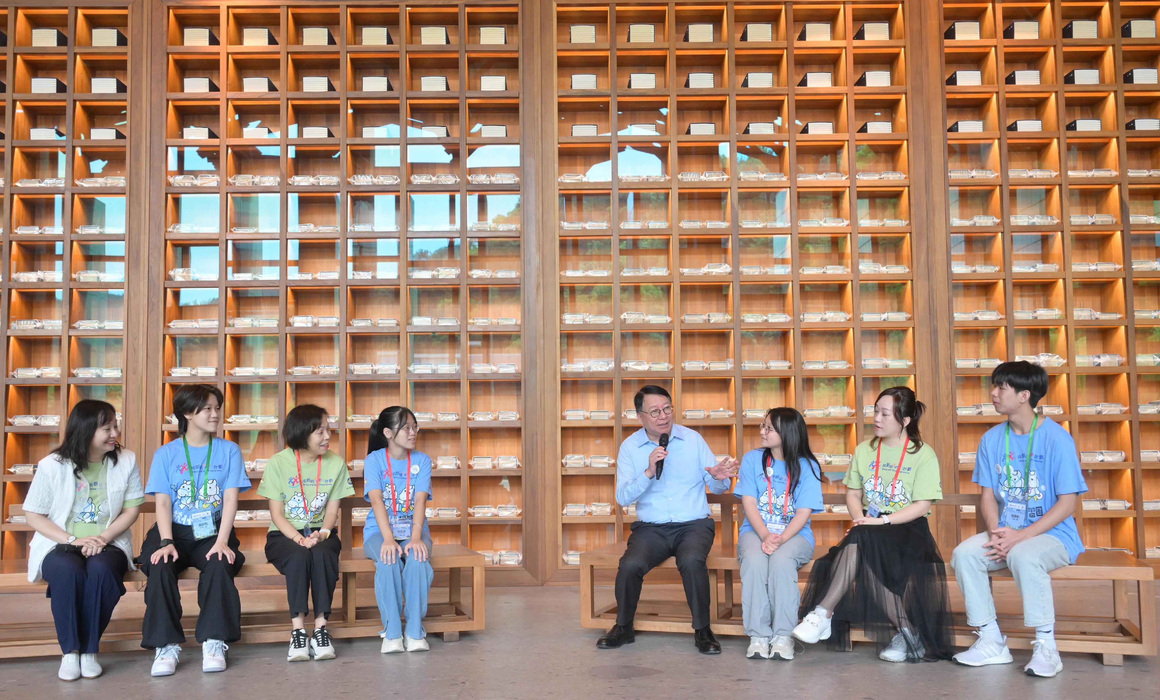 The Chief Secretary for Administration, Mr Chan Kwok-ki, continued his visit to Hangzhou today (August 13). Photo shows Mr Chan (fourth right) visiting the Hangzhou National Archives of Publications and Culture together with mentees of the Strive and Rise Programme Hangzhou study tour, and exchanging views with the mentors and mentees.