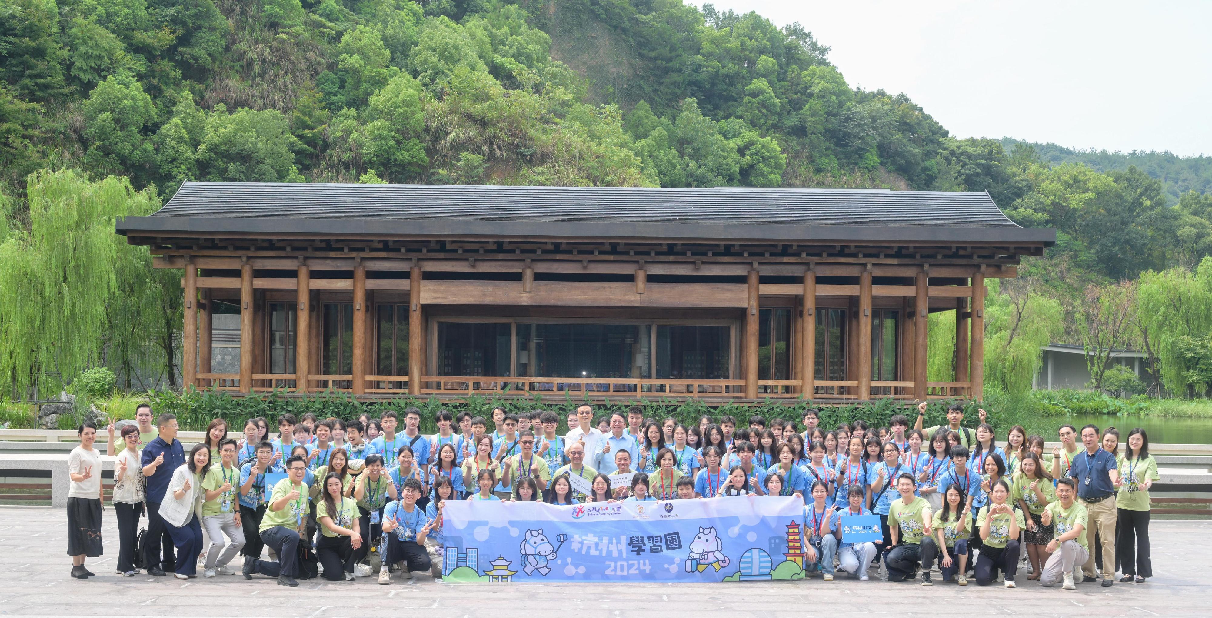 The Chief Secretary for Administration, Mr Chan Kwok-ki, continued his visit to Hangzhou today (August 13). Photo shows Mr Chan with mentees of the Strive and Rise Programme Hangzhou study tour after visiting the Hangzhou National Archives of Publications and Culture.