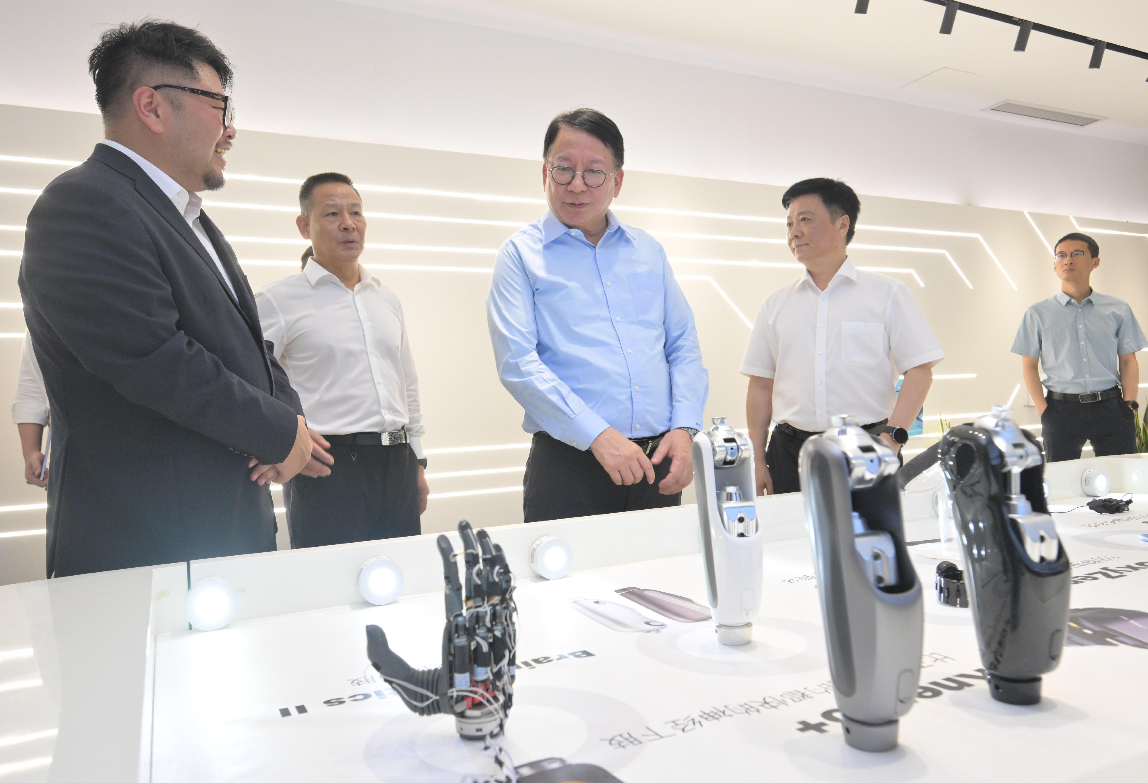 The Chief Secretary for Administration, Mr Chan Kwok-ki, continued his visit to Hangzhou today (August 13). Photo shows Mr Chan (centre) visiting a high-technology start-up, BrainCo, and being briefed by a staff member.