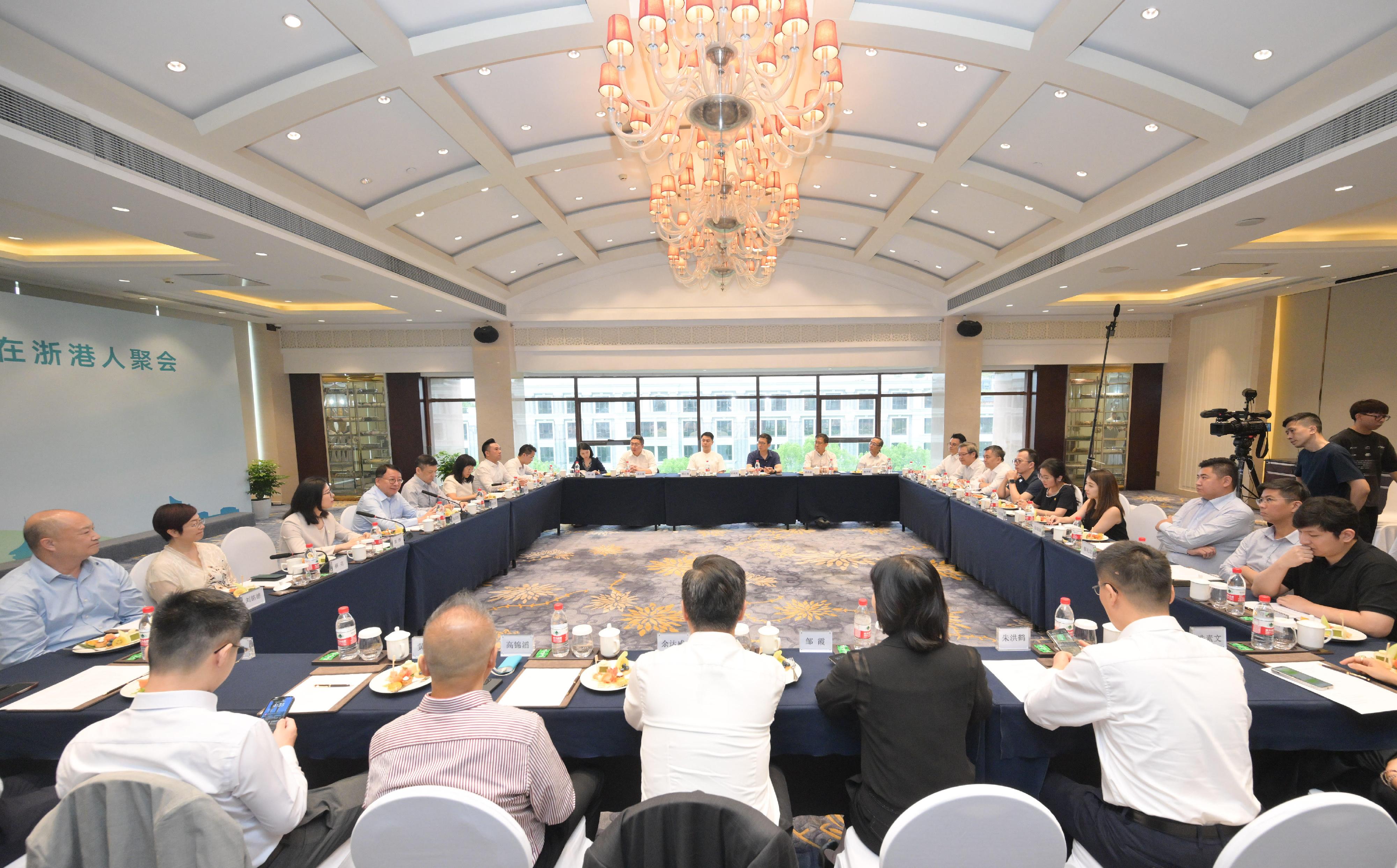 The Chief Secretary for Administration, Mr Chan Kwok-ki, continued his visit to Hangzhou today (August 13). Photo shows Mr Chan (fourth left) attending a gathering organised by the Hong Kong Chamber of Commerce in Zhejiang, meeting with Hong Kong people and representatives of Hong Kong enterprises in Zhejiang to learn about their latest experiences there.