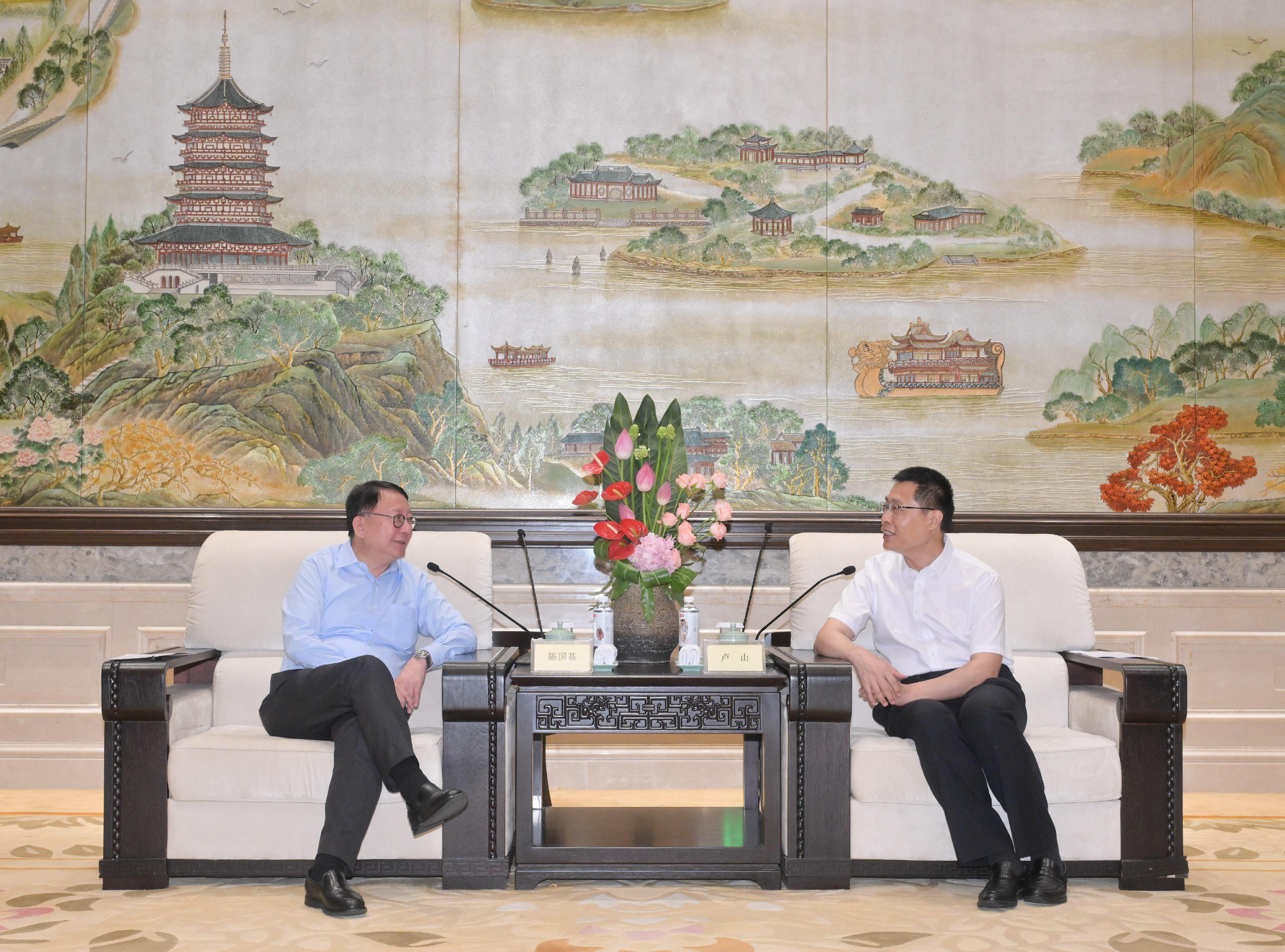 The Chief Secretary for Administration, Mr Chan Kwok-ki, continued his visit to Hangzhou today (August 13). Photo shows Mr Chan (left) meeting with Vice Governor of the Zhejiang Provincial People’s Government Mr Lu Shan (right) to exchange views on deepening co-operation between Zhejiang Province and Hong Kong.