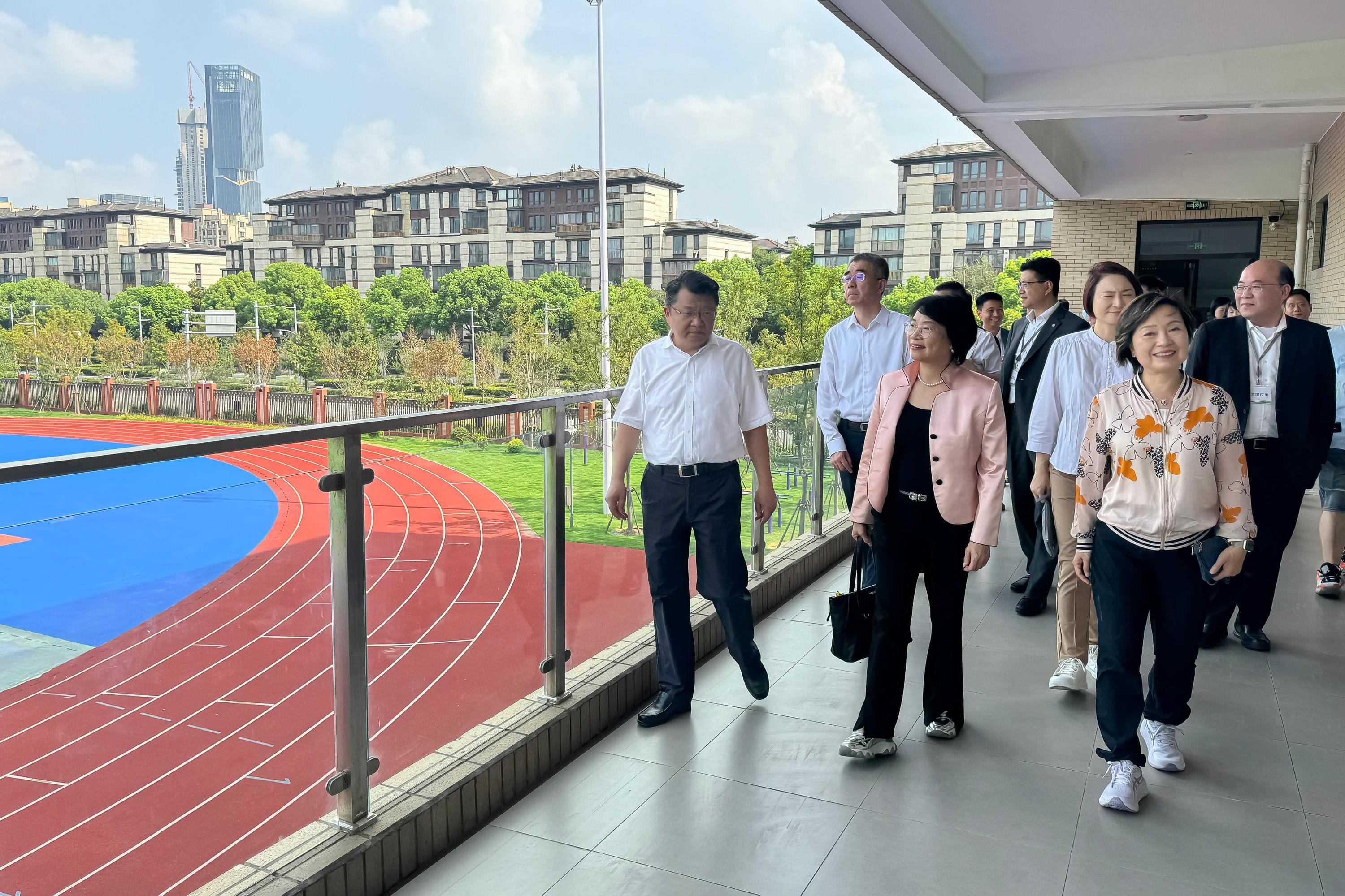 The delegation of Legislative Council Panel on Education continued its duty visit in Shanghai today (August 13). Photo shows the delegation visiting the Xinjiangwan Experimental School affiliated to Tongji University.