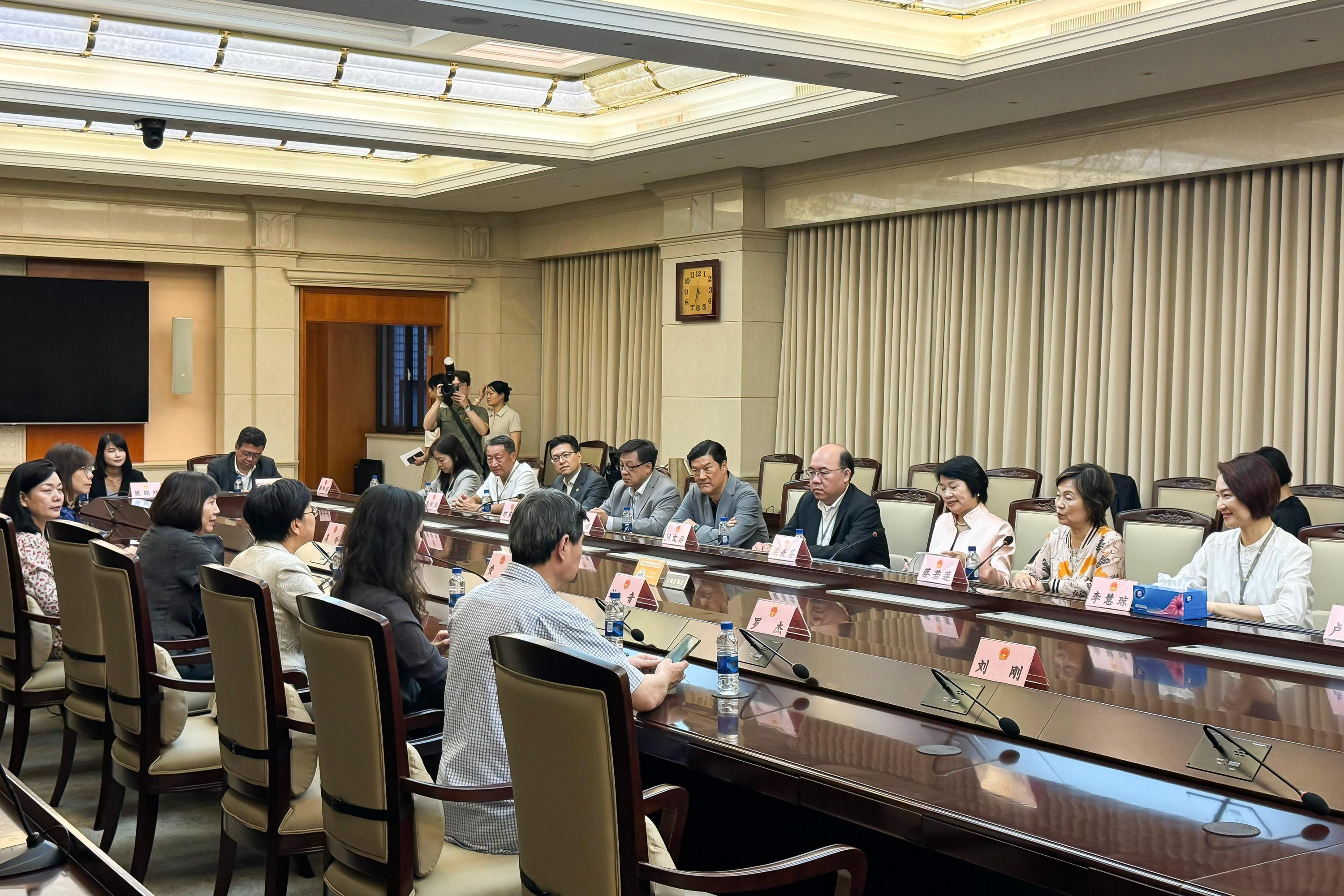 The delegation of Legislative Council Panel on Education continued its duty visit in Shanghai today (August 13). Photo shows the delegation exchanging views with the representatives of the Standing Committee of the Shanghai Municipal People's Congress.