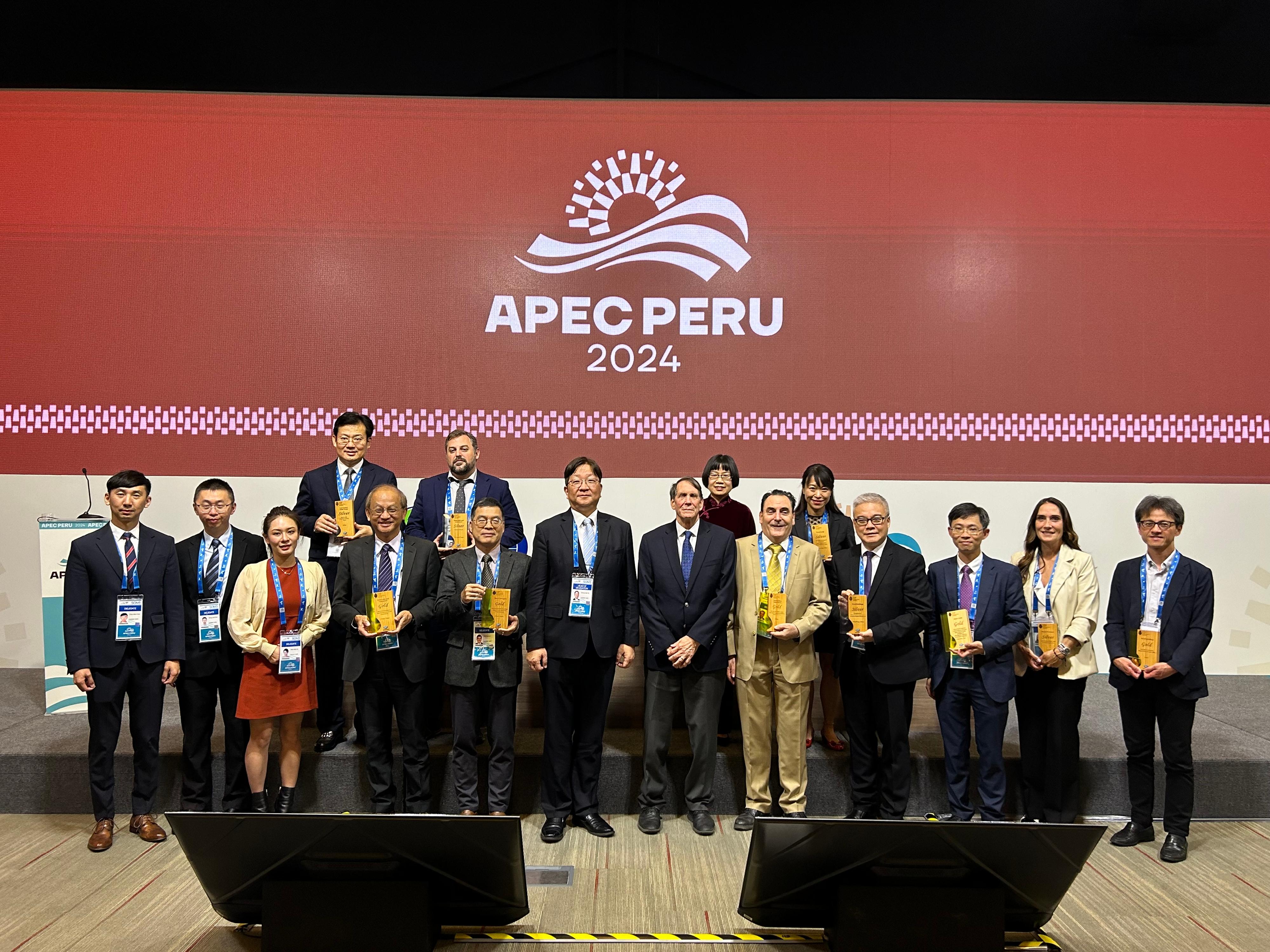 The award ceremony of the sixth Asia-Pacific Economic Cooperation (APEC) Energy Smart Communities Initiative Best Practices Awards Program was held in Lima, Peru, on August 13 (Peru time). Photo shows the Director of Electrical and Mechanical Services, Mr Poon Kwok-ying (first row, fourth right), guests, winners from other APEC member economies and the Hong Kong, China delegation at the ceremony.