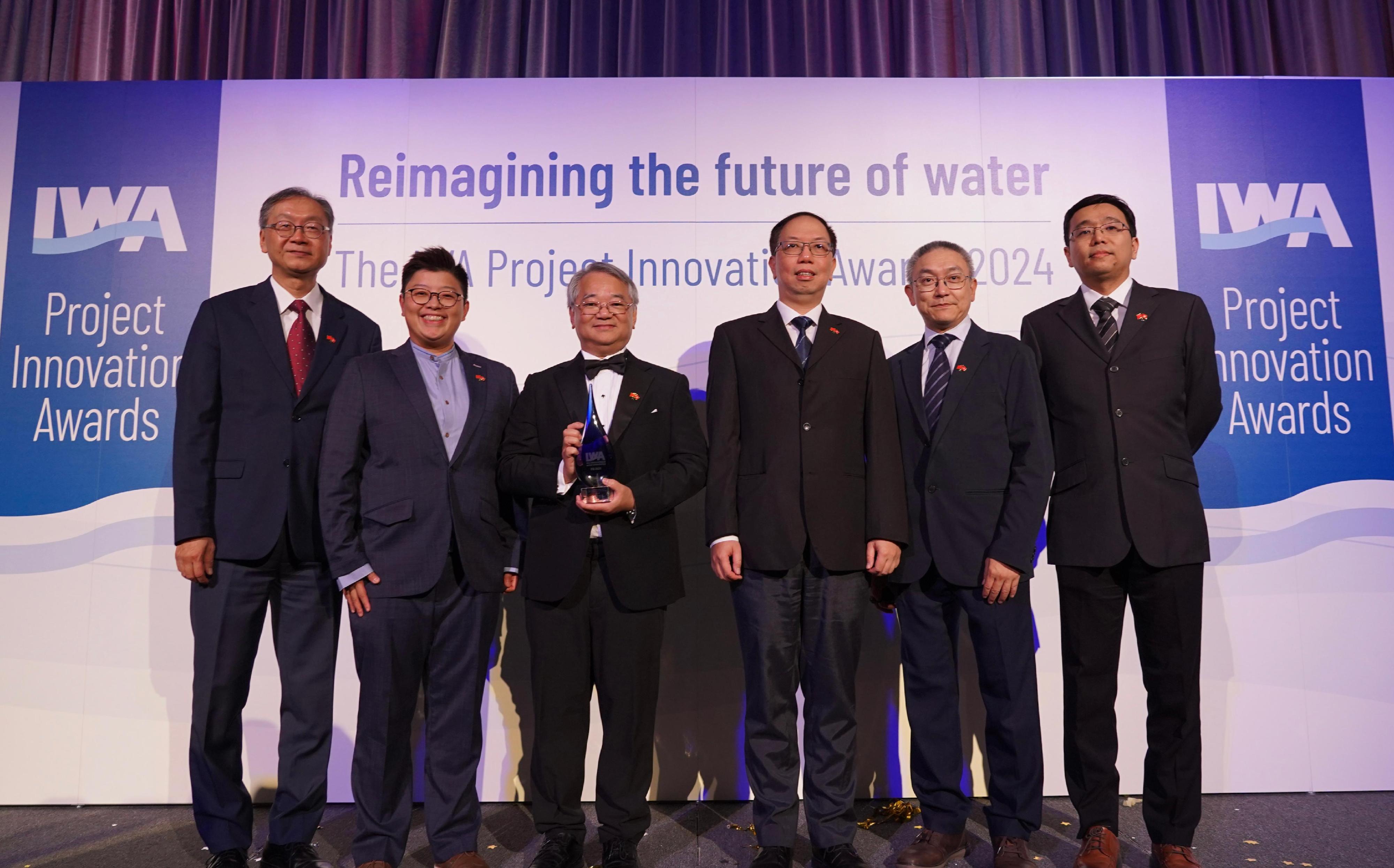 The Territory-wide Sewage Surveillance Programme was awarded with the Gold Award of the 2024 International Water Association Project Innovation Awards under the category of "Performance Improvement and Operational Solutions". Photo shows the Director of Environmental Protection, Dr Samuel Chui (third left); the Deputy Director of Drainage Services, Mr Robin Lee (first left); and Principal Medical & Health Officer of the Department of Health Dr Kung Kin-hang (third right) leading an interdepartmental delegation to attend the Awards Gala Dinner.