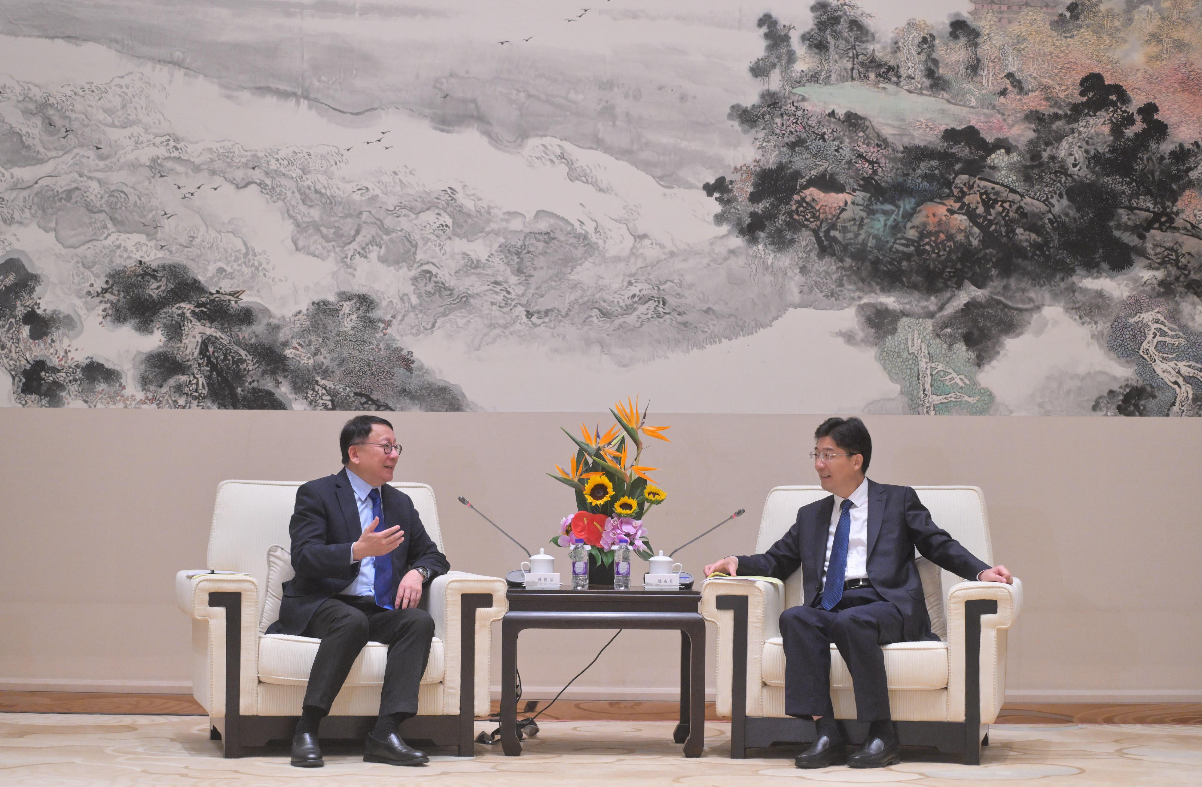 政务司司长陈国基今日（八月十四日）进行最后一日的杭州访问。图示陈国基（左）与杭州市市长姚高员（右）会面，就深化杭州和香港合作交换意见。