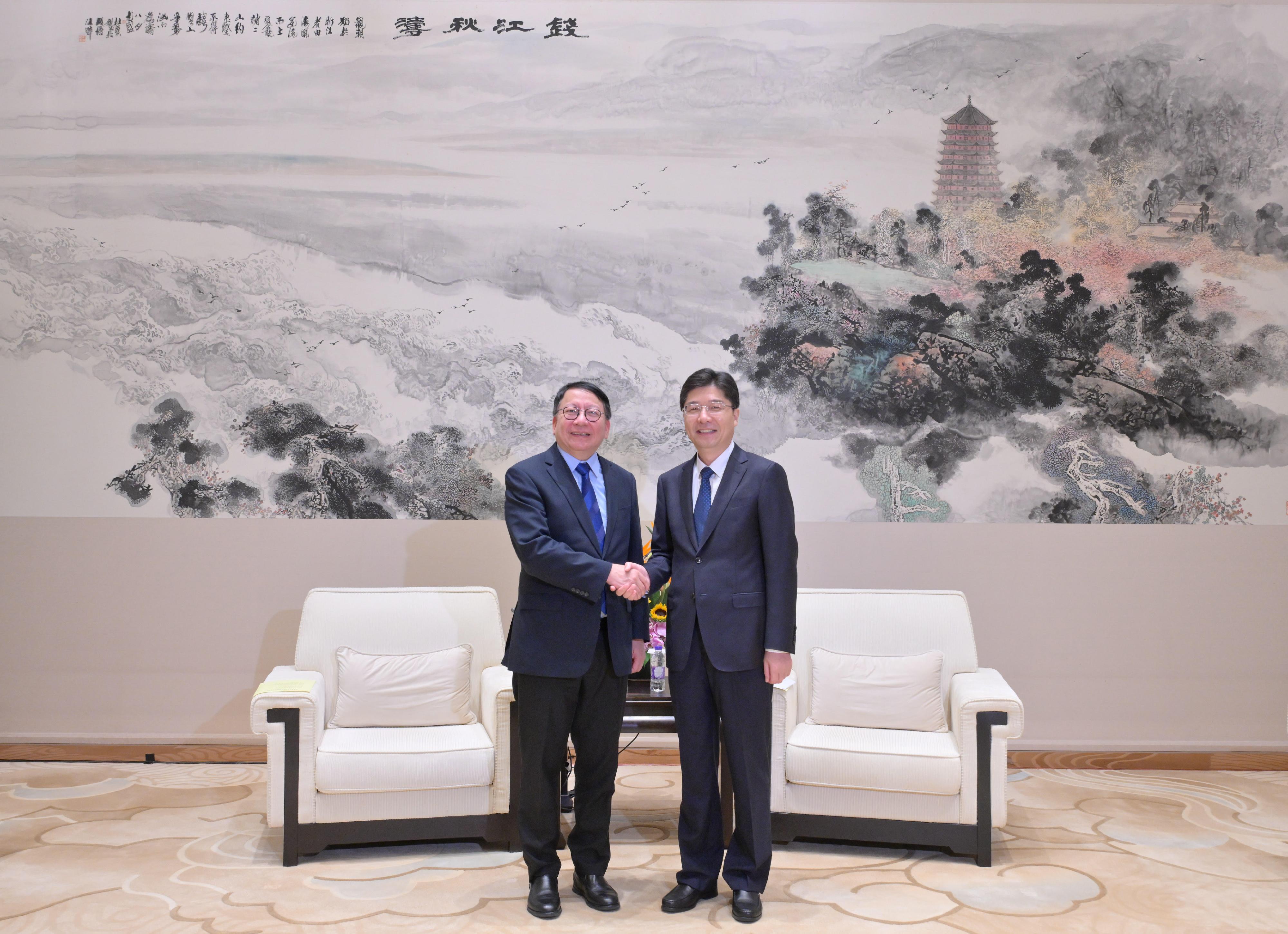 The Chief Secretary for Administration, Mr Chan Kwok-ki, concluded his visit to Hangzhou today (August 14). Photo shows Mr Chan (left) meeting with the Mayor of the Hangzhou Municipal People's Government, Mr Yao Gaoyuan (right), to exchange views on deepening exchanges and co-operation between Hangzhou and Hong Kong. 