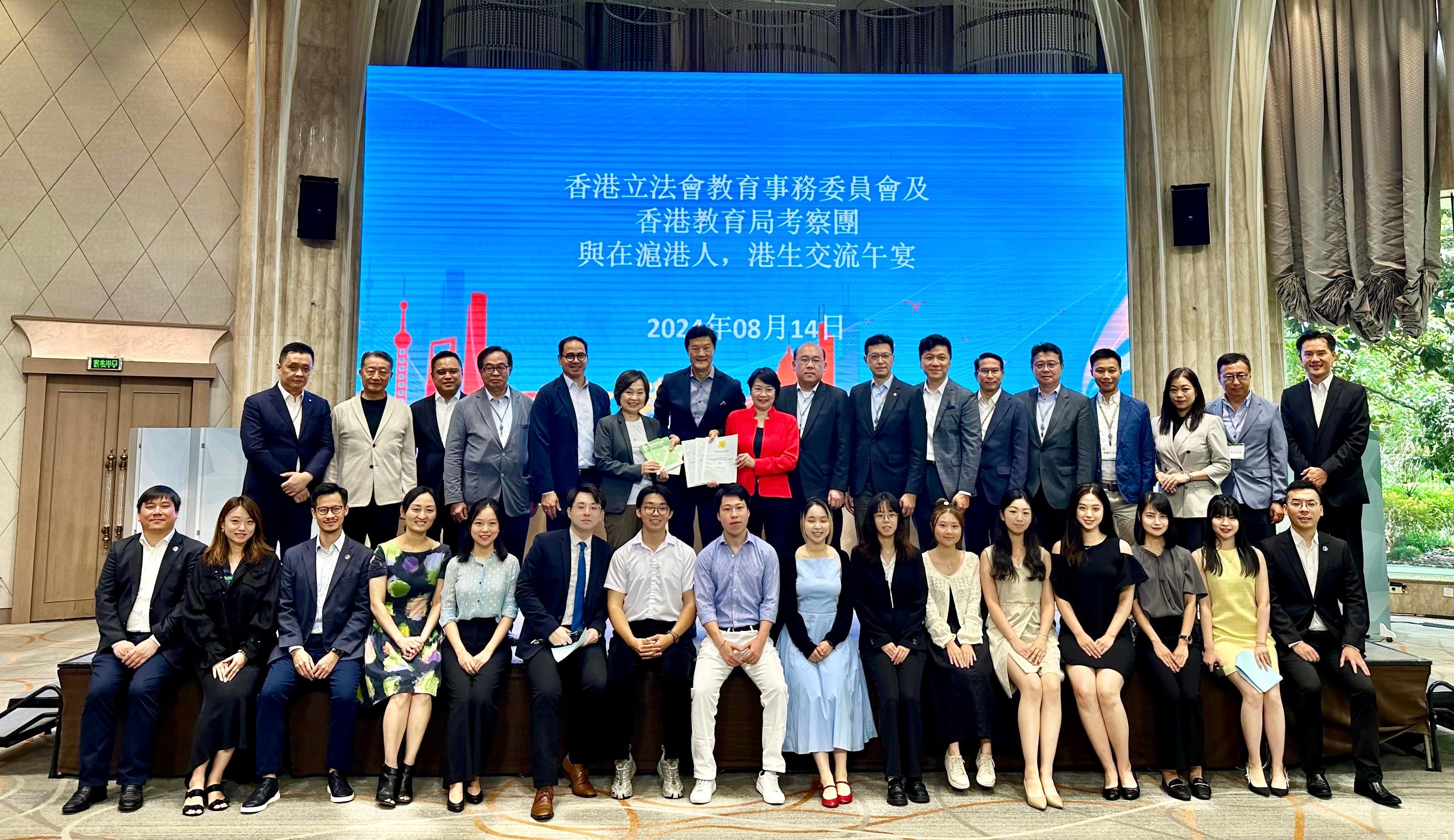 The Secretary for Education, Dr Choi Yuk-lin, together with the Legislative Council Panel on Education delegation, continued their visit to Shanghai today (August 14). Photo shows Dr Choi (back row, sixth left) and the delegation at a luncheon with Hong Kong youngsters studying or working in Shanghai.