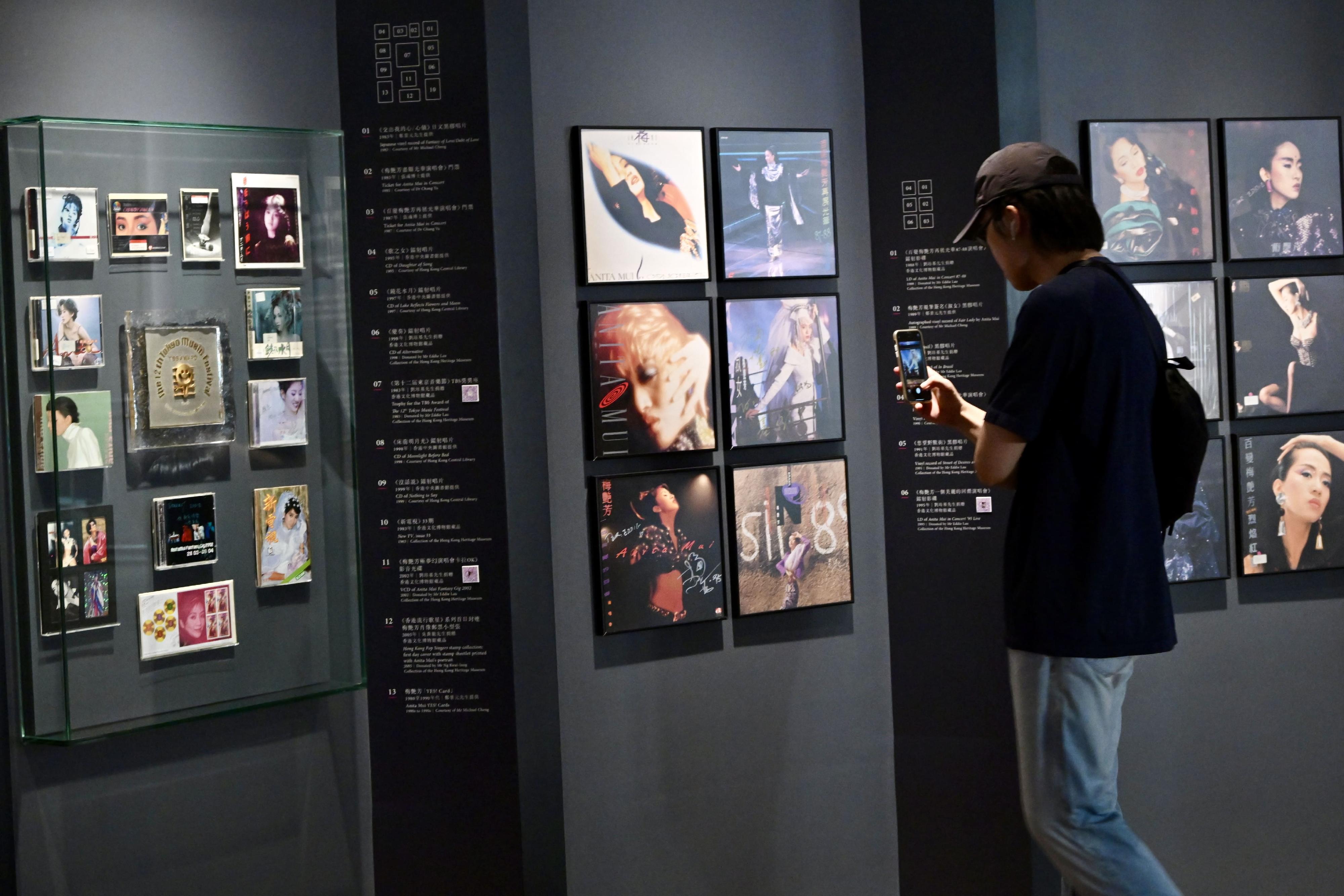 The "Timeless Diva: Anita Mui" exhibition being held at the Hong Kong Heritage Museum will conclude on September 2 (Monday). Members of the public may wish to grasp the final opportunity to visit this not-to-be-missed exhibition. Photo shows a visitor touring the exhibition.