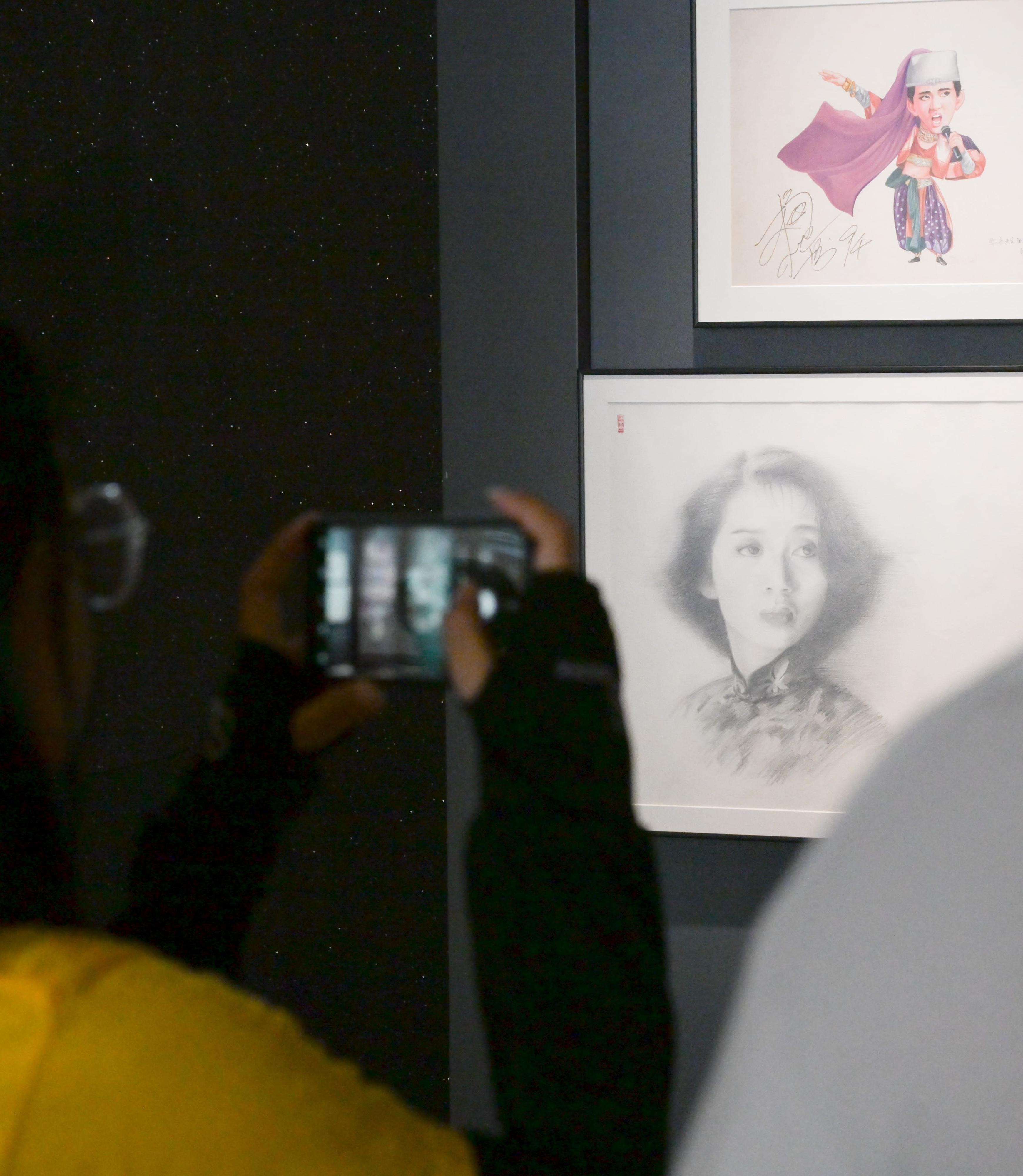 The "Timeless Diva: Anita Mui" exhibition being held at the Hong Kong Heritage Museum will conclude on September 2 (Monday). Members of the public may wish to grasp the final opportunity to visit this not-to-be-missed exhibition. Photo shows visitors touring the exhibition.