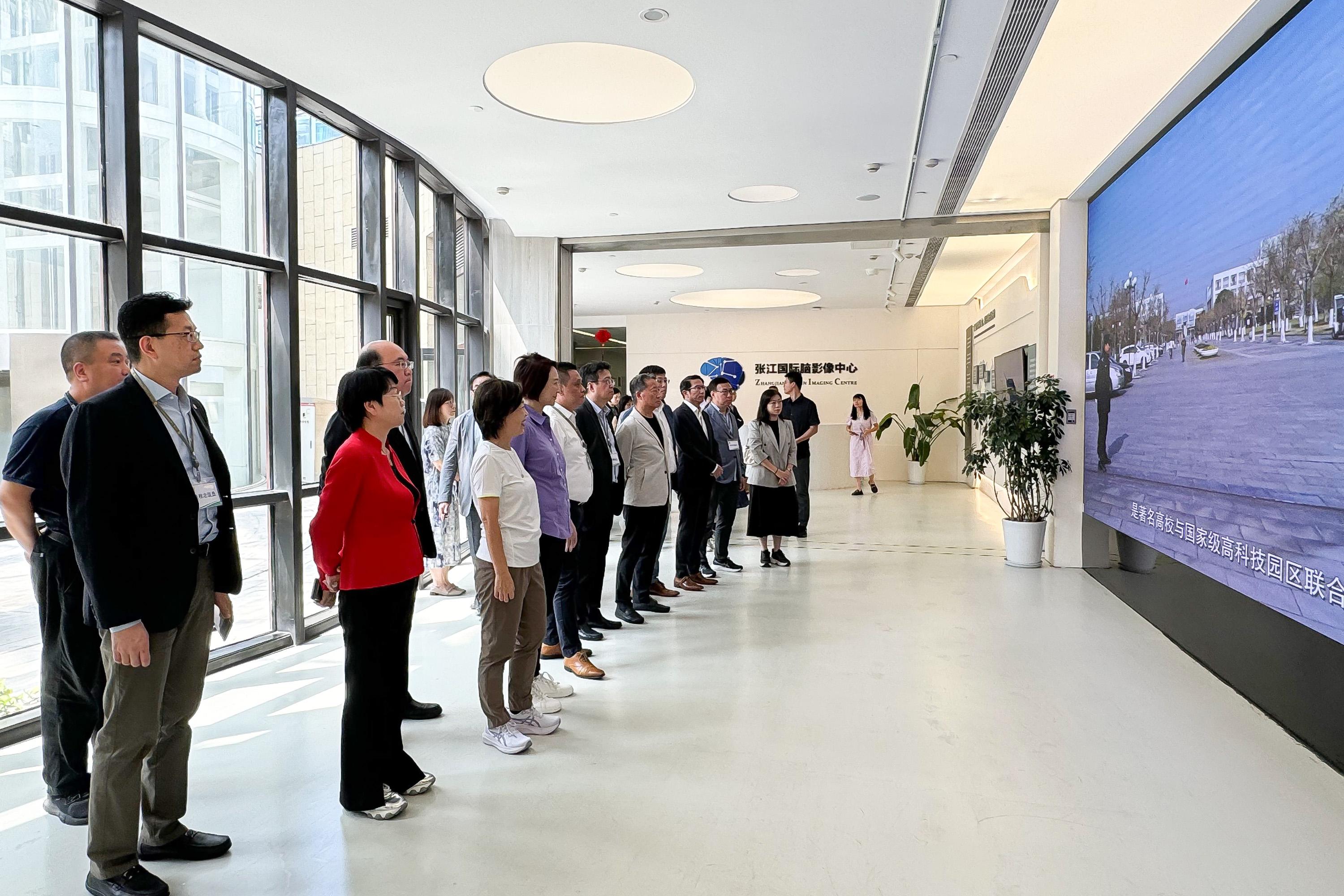 The delegation of the Legislative Council Panel on Education continues its duty visit in Shanghai and Suzhou today (August 14). Photo shows the delegation visiting the Institute of Science and Technology for Brain-inspired Intelligence of Fudan University.