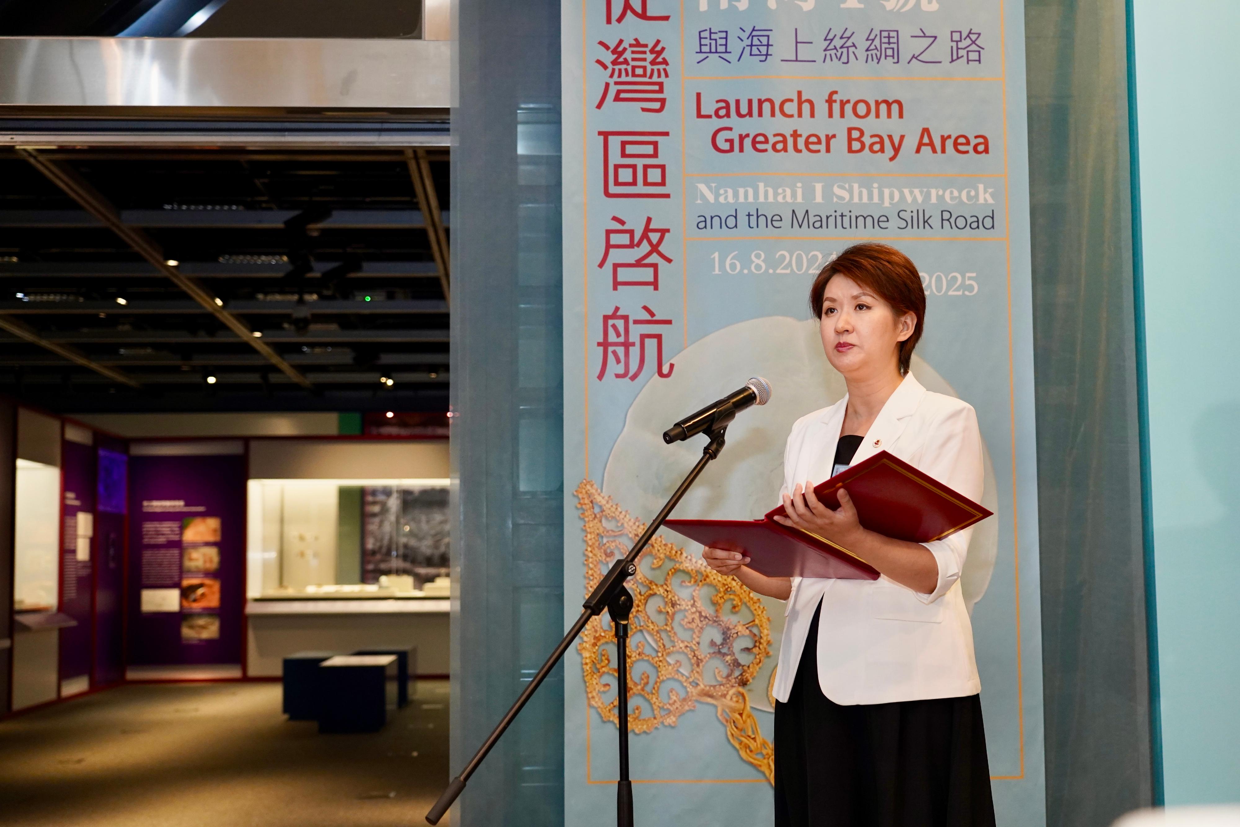 「从湾区启航：『南海I号』与海上丝绸之路」展览今日（八月十五日）举行开幕礼。图示中国文物交流中心副主任周宇于开幕礼致辞。