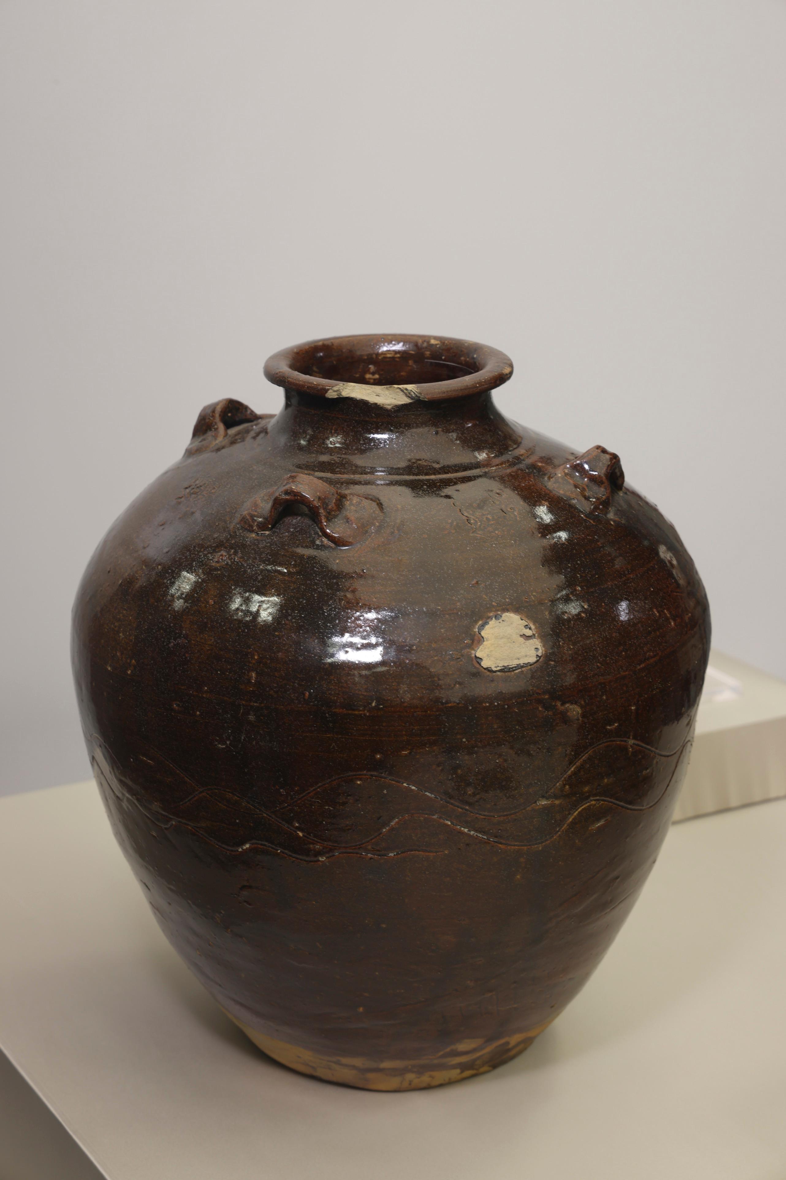 The opening ceremony of the exhibition entitled "Launch from Greater Bay Area: Nanhai I Shipwreck and the Maritime Silk Road" was held today (August 15). Photo shows a brown glazed jar with four lugs and stamped with the Chinese characters "Chun Xi Shi Nian" (i.e. the 10th year of the Chunxi reign) from the Nanhai kiln, discovered from Nanhai I, an ocean-going merchant ship of the Southern Song dynasty.