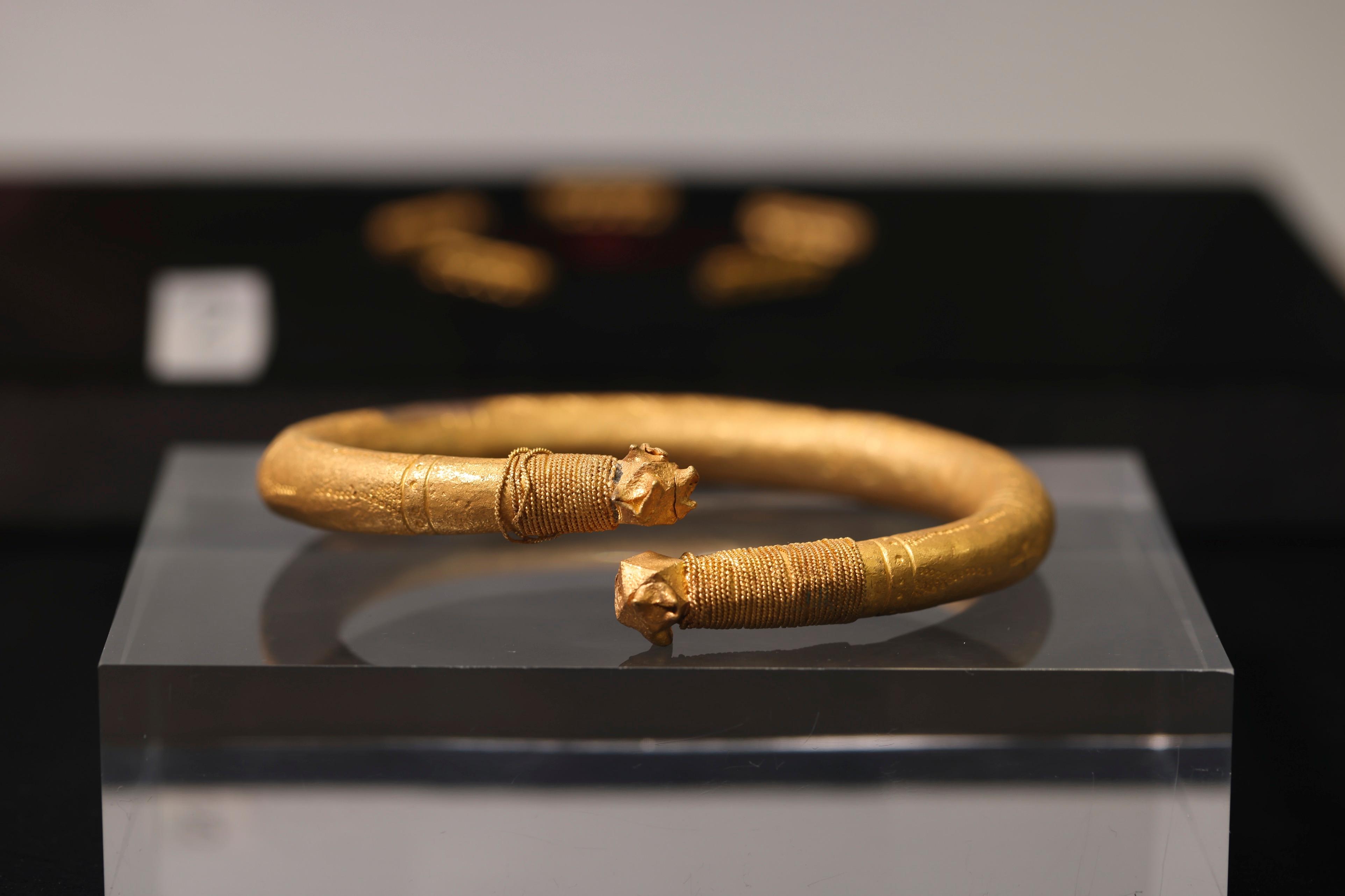 The opening ceremony of the exhibition entitled "Launch from Greater Bay Area: Nanhai I Shipwreck and the Maritime Silk Road" was held today (August 15). Photo shows a gem-set hollow gold bracelet discovered from Nanhai I, an ocean-going merchant ship of the Southern Song dynasty.
