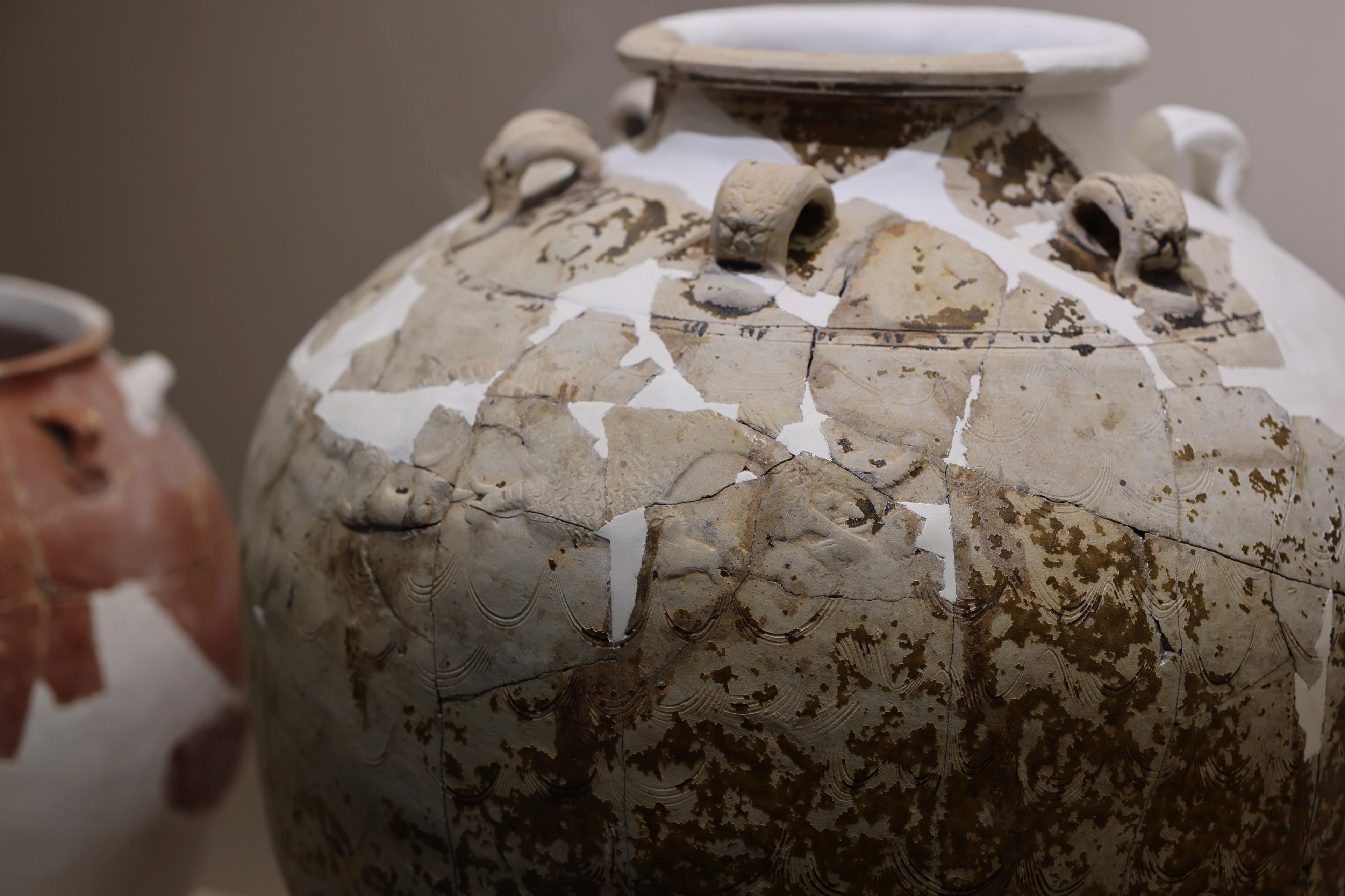 The opening ceremony of the exhibition entitled "Launch from Greater Bay Area: Nanhai I Shipwreck and the Maritime Silk Road" was held today (August 15). Photo shows a yellowish-green glazed jar with six lugs and dragon pattern of the Song dynasty discovered at the site of the former Sacred Hill in Hong Kong.