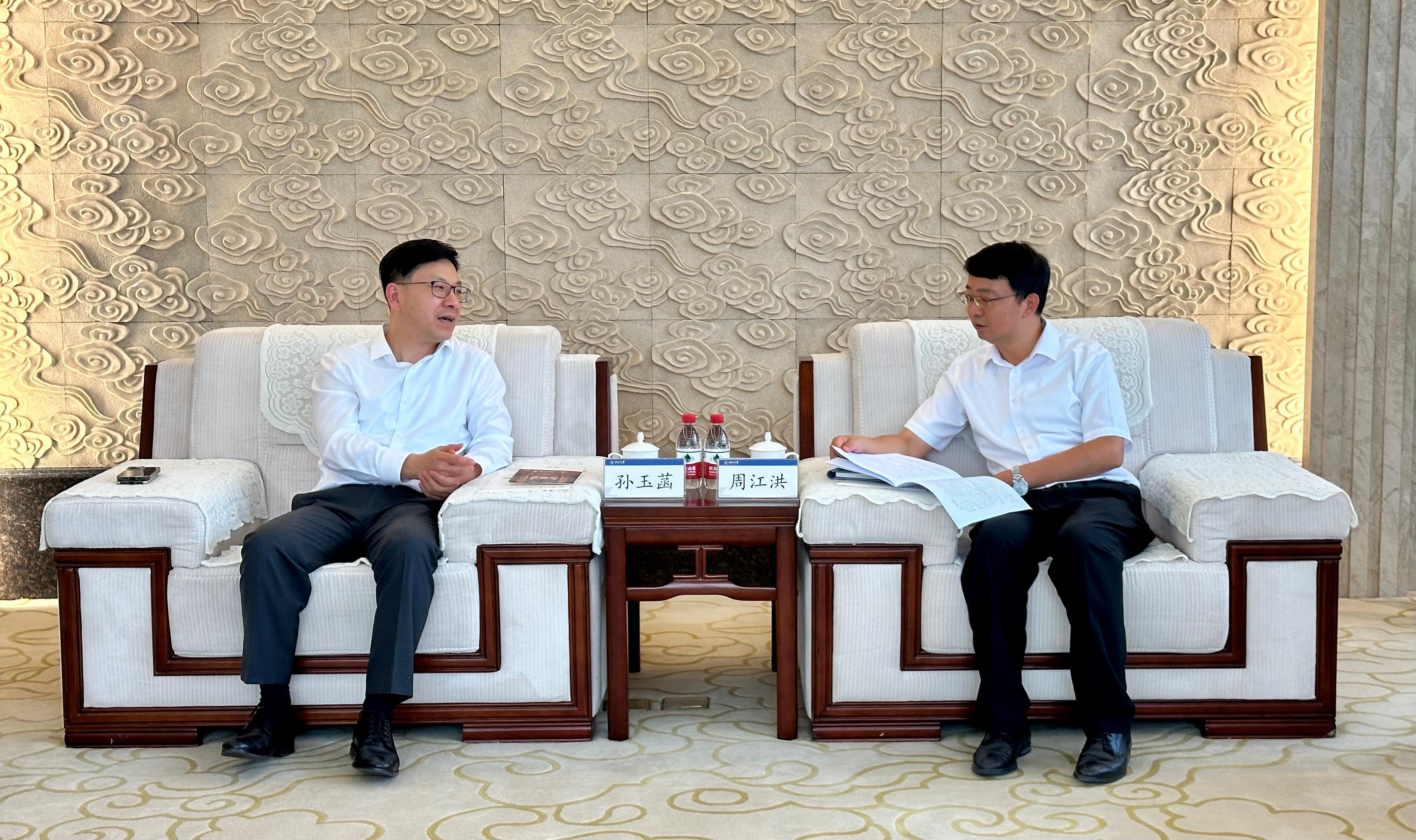 The Secretary for Labour and Welfare, Mr Chris Sun, concluded his visit to Hangzhou today (August 15). Photo shows Mr Sun (left) meeting with Vice President of Zhejiang University Professor Zhou Jianghong (right) on August 13.