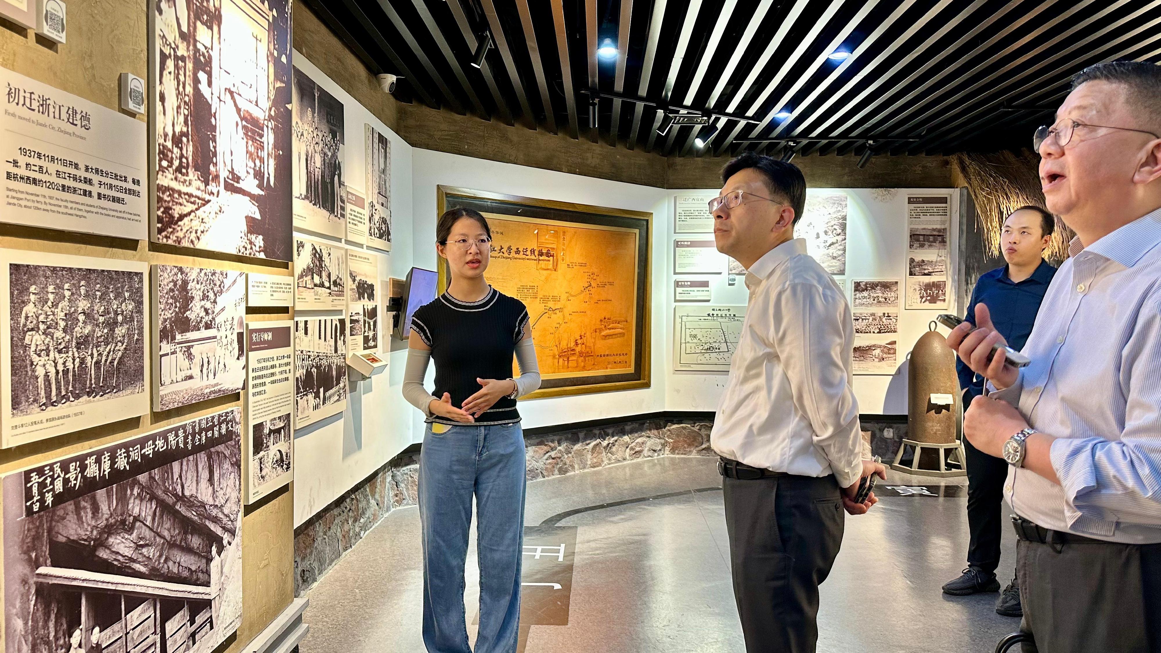 The Secretary for Labour and Welfare, Mr Chris Sun, concluded his visit to Hangzhou today (August 15). Photo shows Mr Sun (second left), accompanied by the Director of Hong Kong Talent Engage, Mr Anthony Lau (first right), touring Zhejiang University and being briefed by a student on the history of the University on August 13.