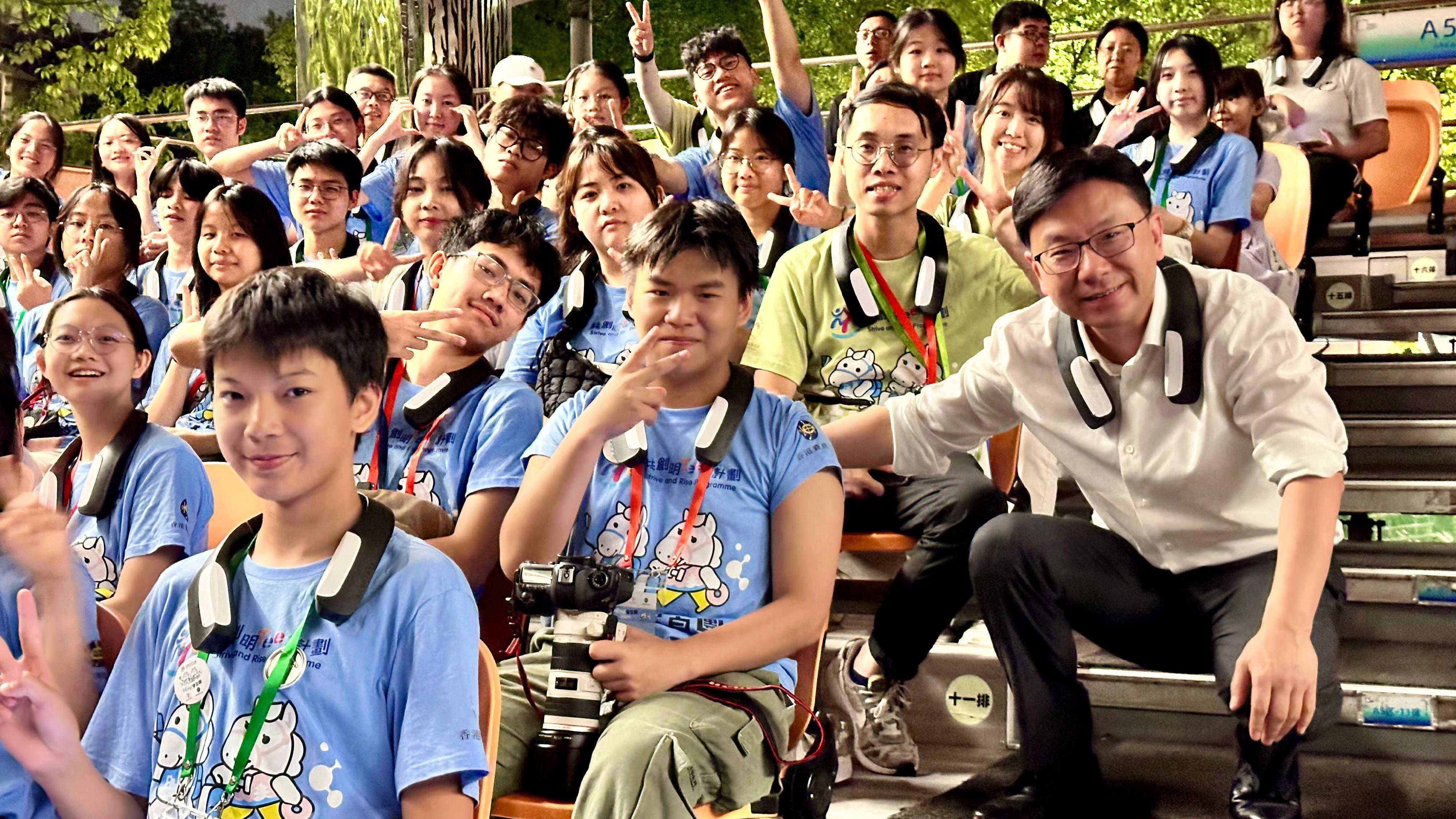 The Secretary for Labour and Welfare, Mr Chris Sun, concluded his visit to Hangzhou today (August 15). Photo shows Mr Sun (right) enjoying the show "Impression West Lake - Enduring Memories of Hangzhou" with mentees of the Hangzhou study tour under the Strive and Rise Programme on the evening of August 13.